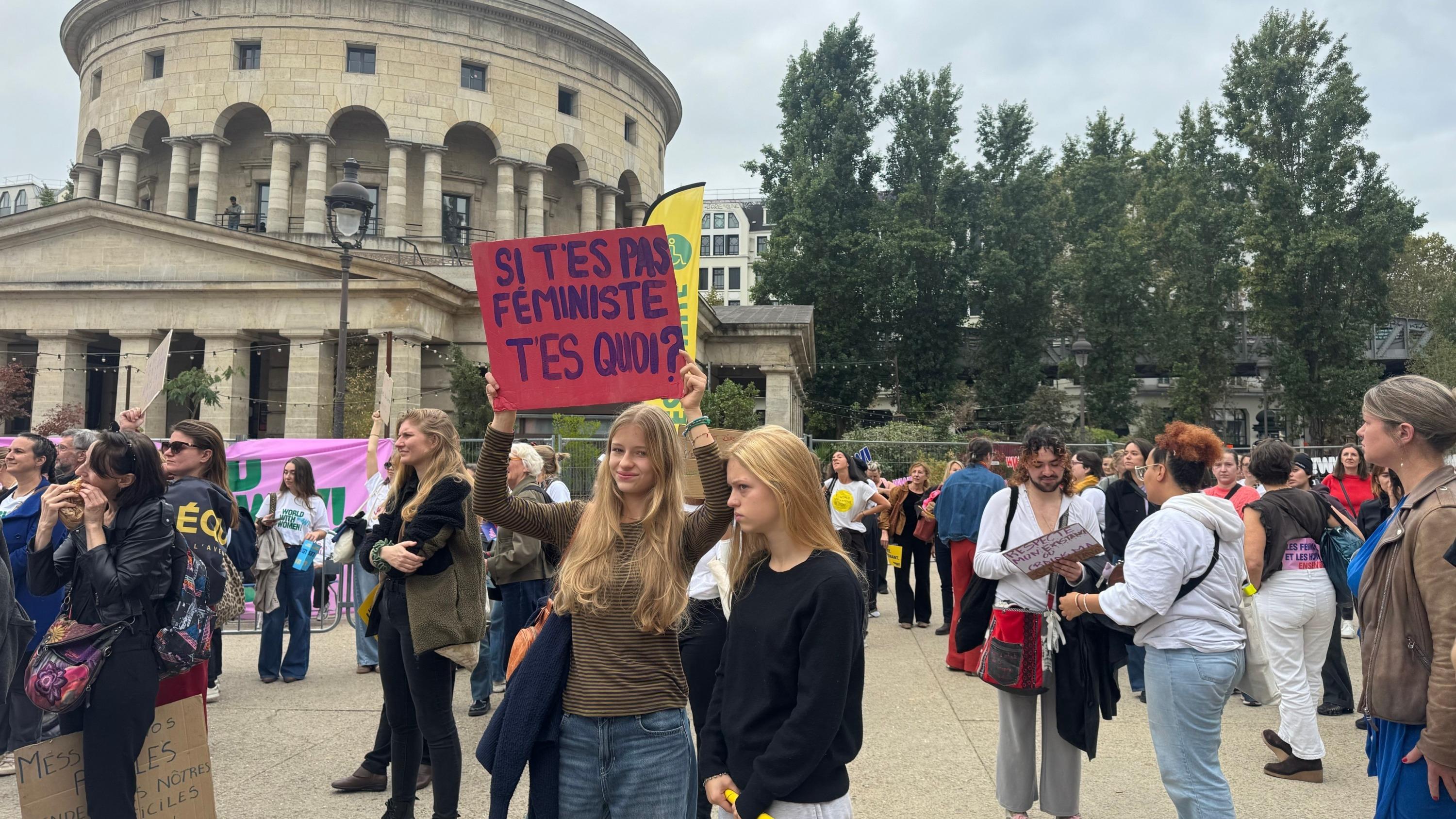 «Si les femmes s’arrêtaient, le monde s’arrêterait» : à Paris, un nouveau mouvement féministe veut imiter l’Islande et l’Espagne