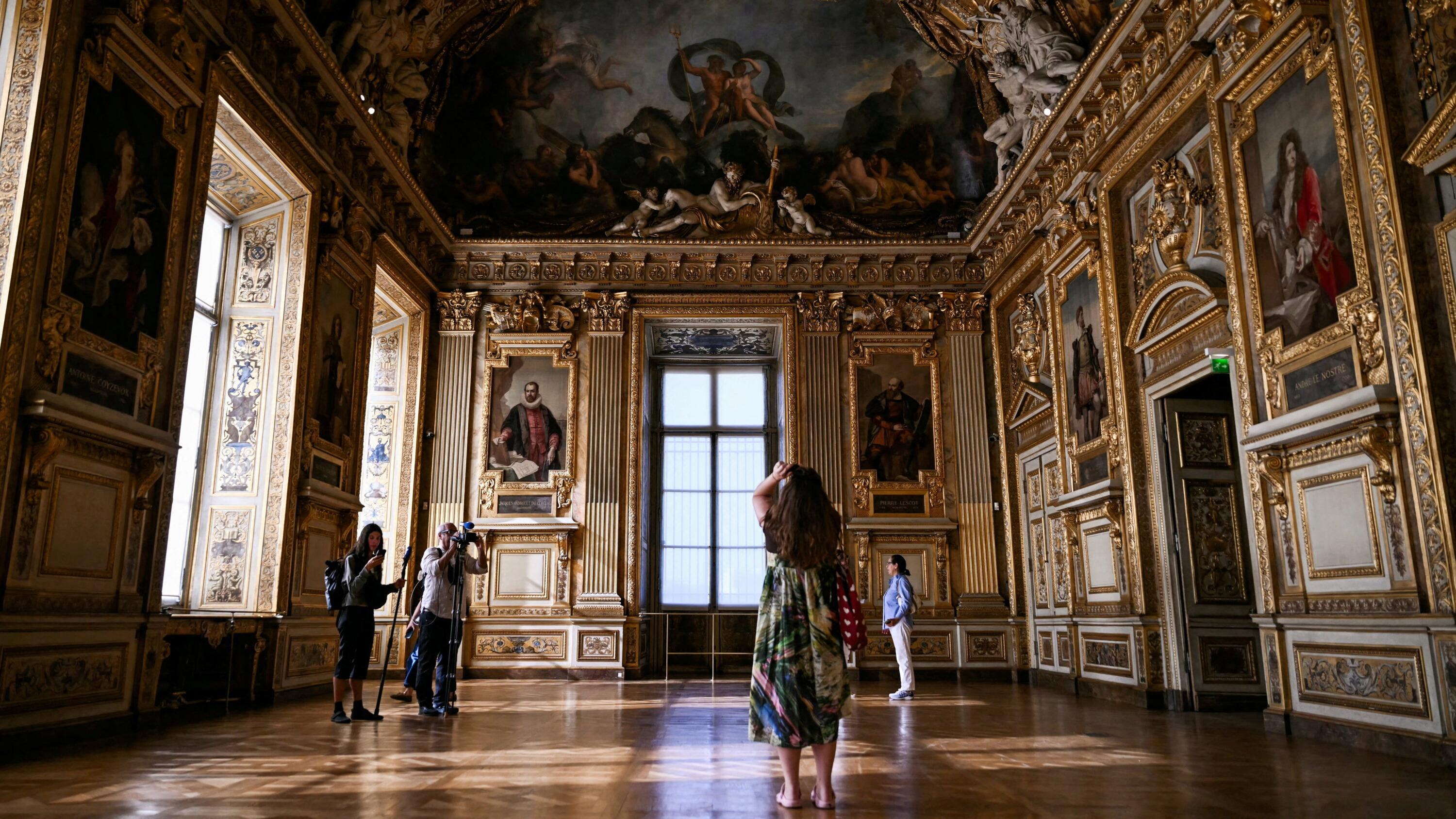 Louvre un an après le vol : vétusté et alerte sur son avenir