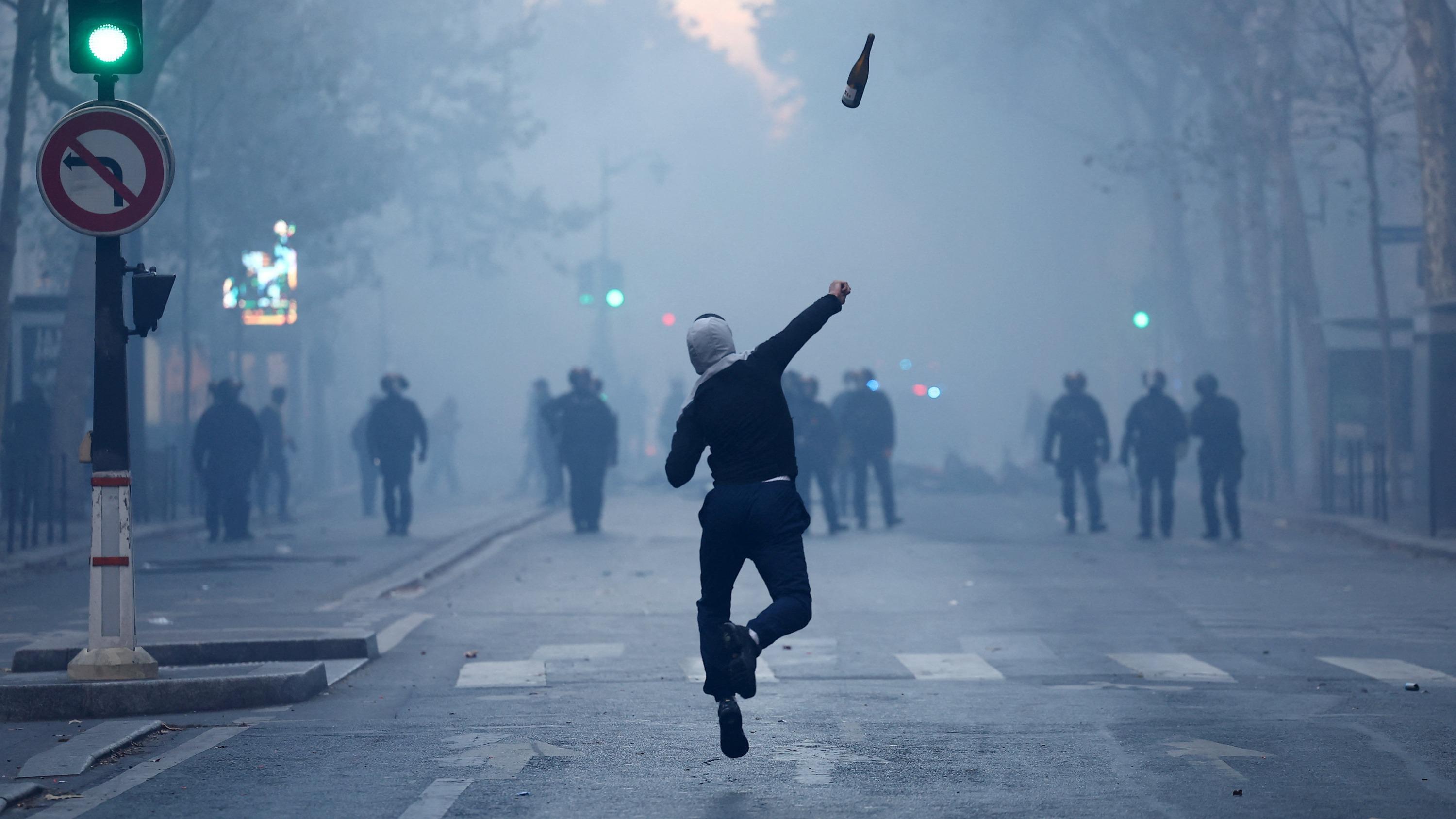 EN DIRECT - Manifestations du 17 octobre : des scènes de chaos, de violences et de pillages partout en France, 400 interpellations