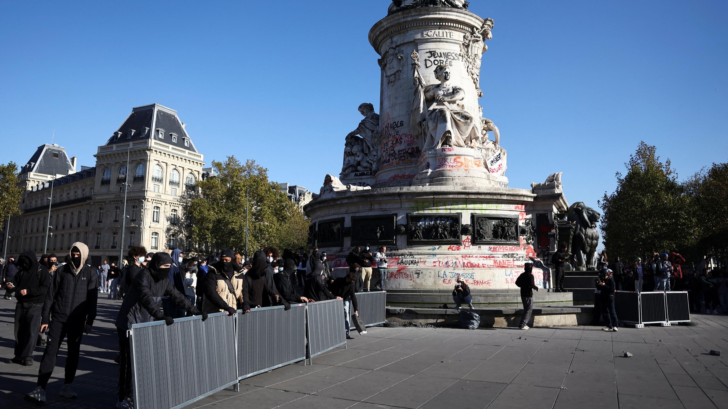 EN DIRECT - La CRS 8 de nouveau déployée à Paris, des affrontements et des pillages en cours aux abords de la place de la République