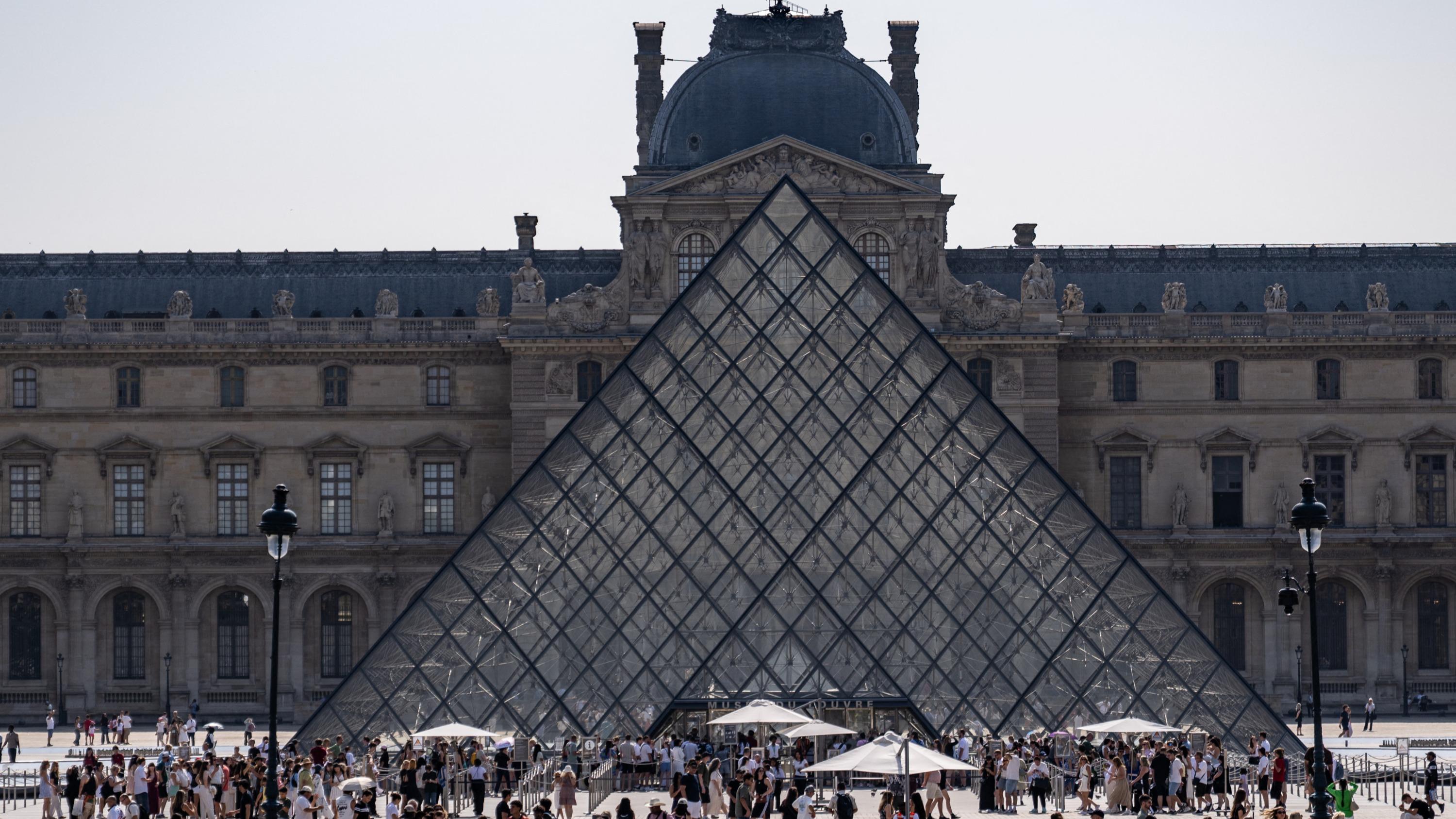 Le Louvre bloqué par des étudiants « en soutien » au mouvement lycéen