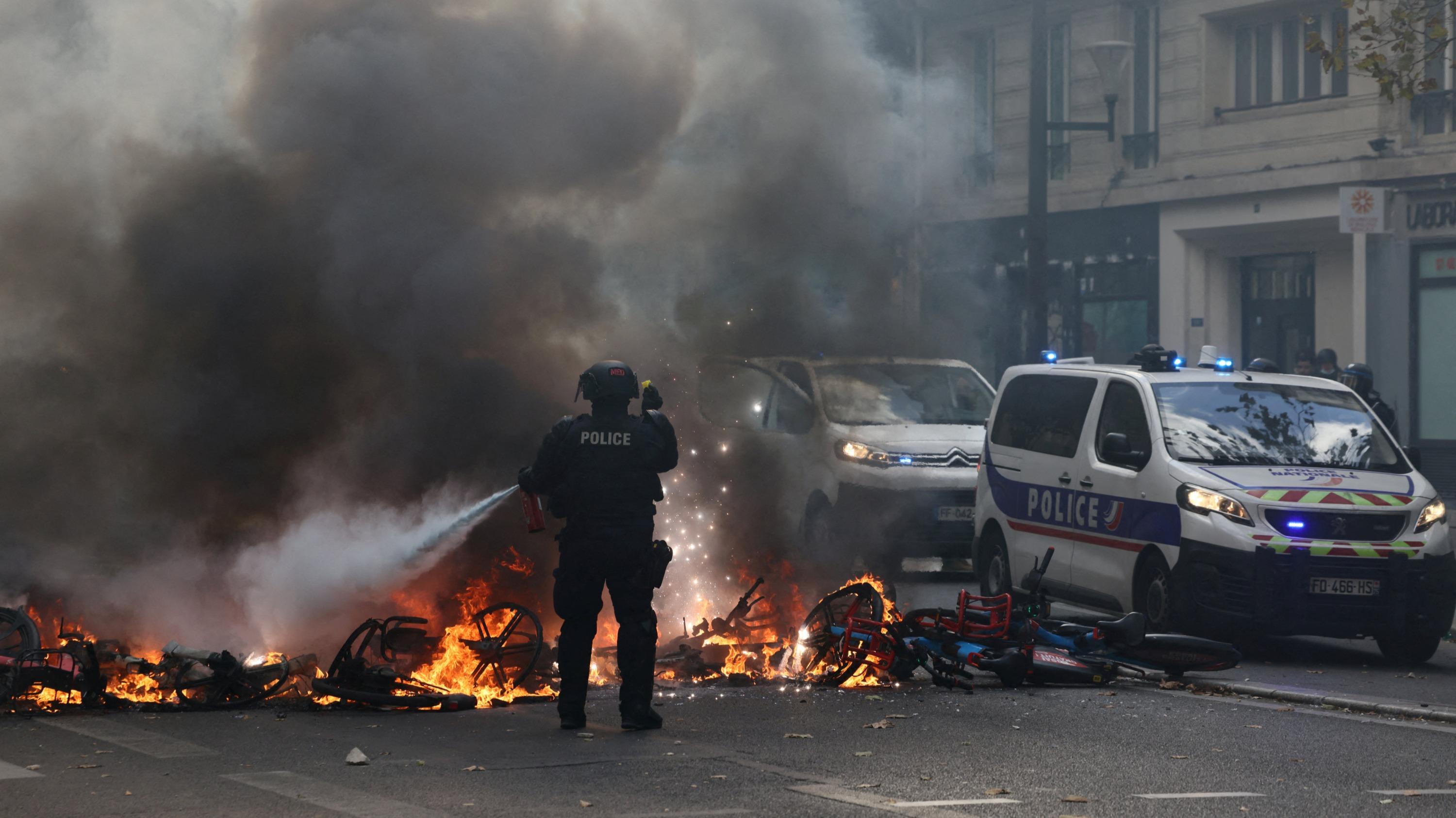 17 octobre : « En France comme aux Pays-Bas, nos gouvernants sont en plein désarroi face à une violence qu’ils n’ont pas voulu voir »