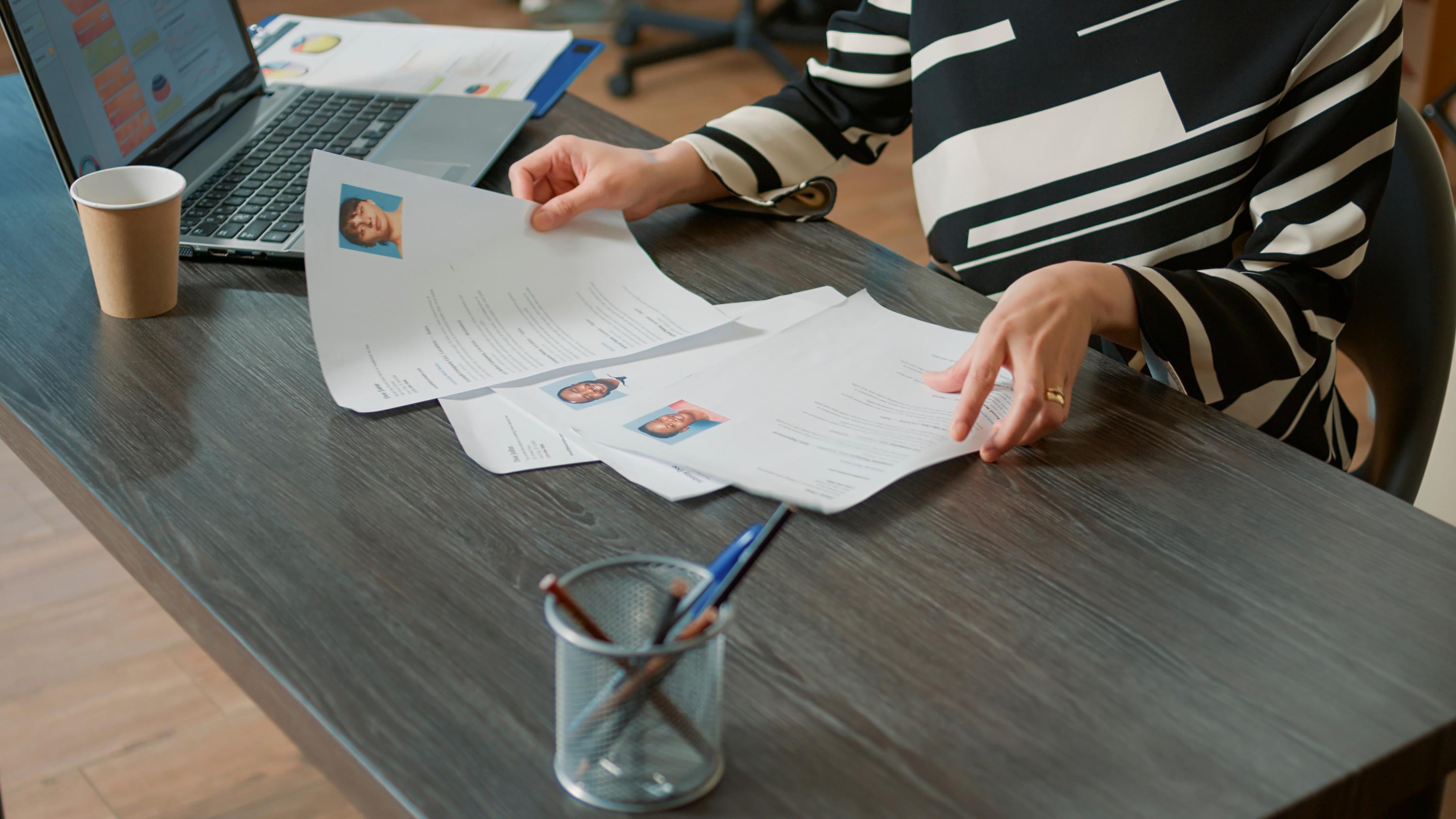 Le nombre d’emplois vacants continue de diminuer