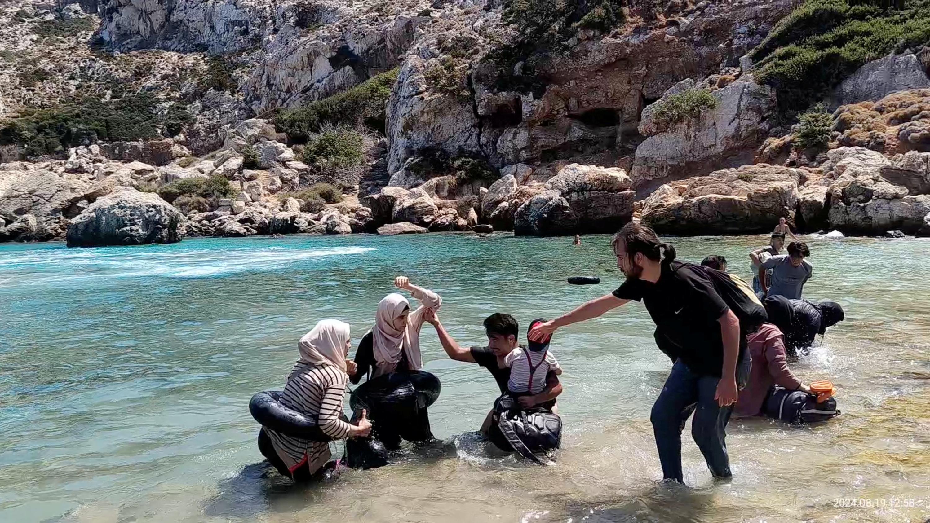 Grèce : un migrant meurt après une course-poursuite entre les garde-côtes et les passeurs