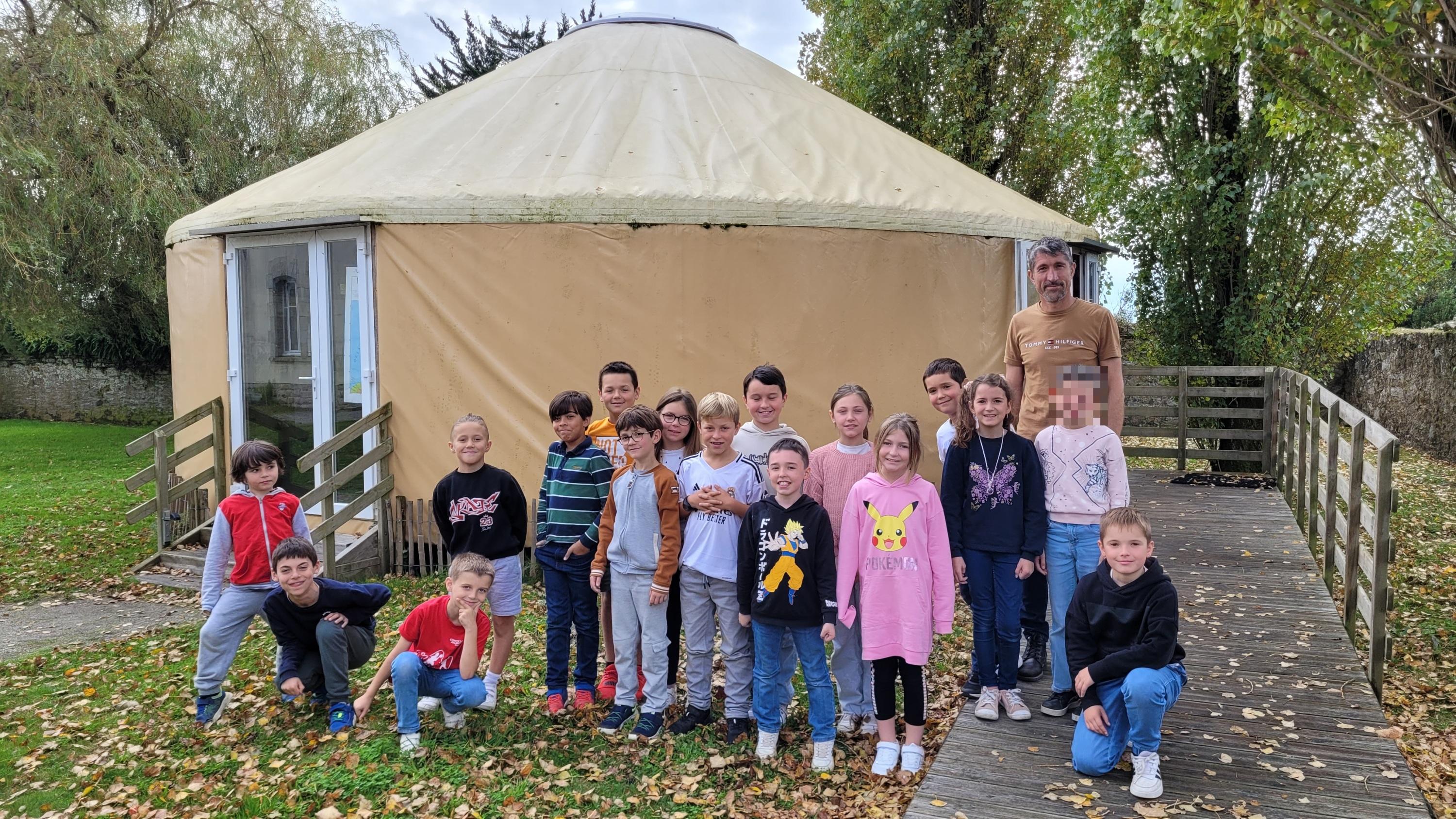 Dans cette école primaire cœur des marais salants de Guérande, les élèves suivent les cours dans une yourte