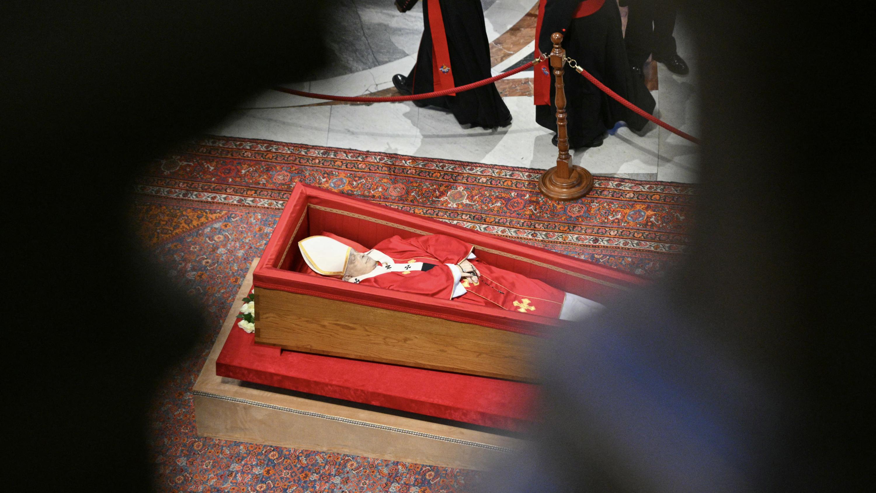 Mort du pape François : pourquoi les drapeaux en berne et la présence d’Emmanuel Macron aux funérailles ne heurtent pas le principe de laïcité