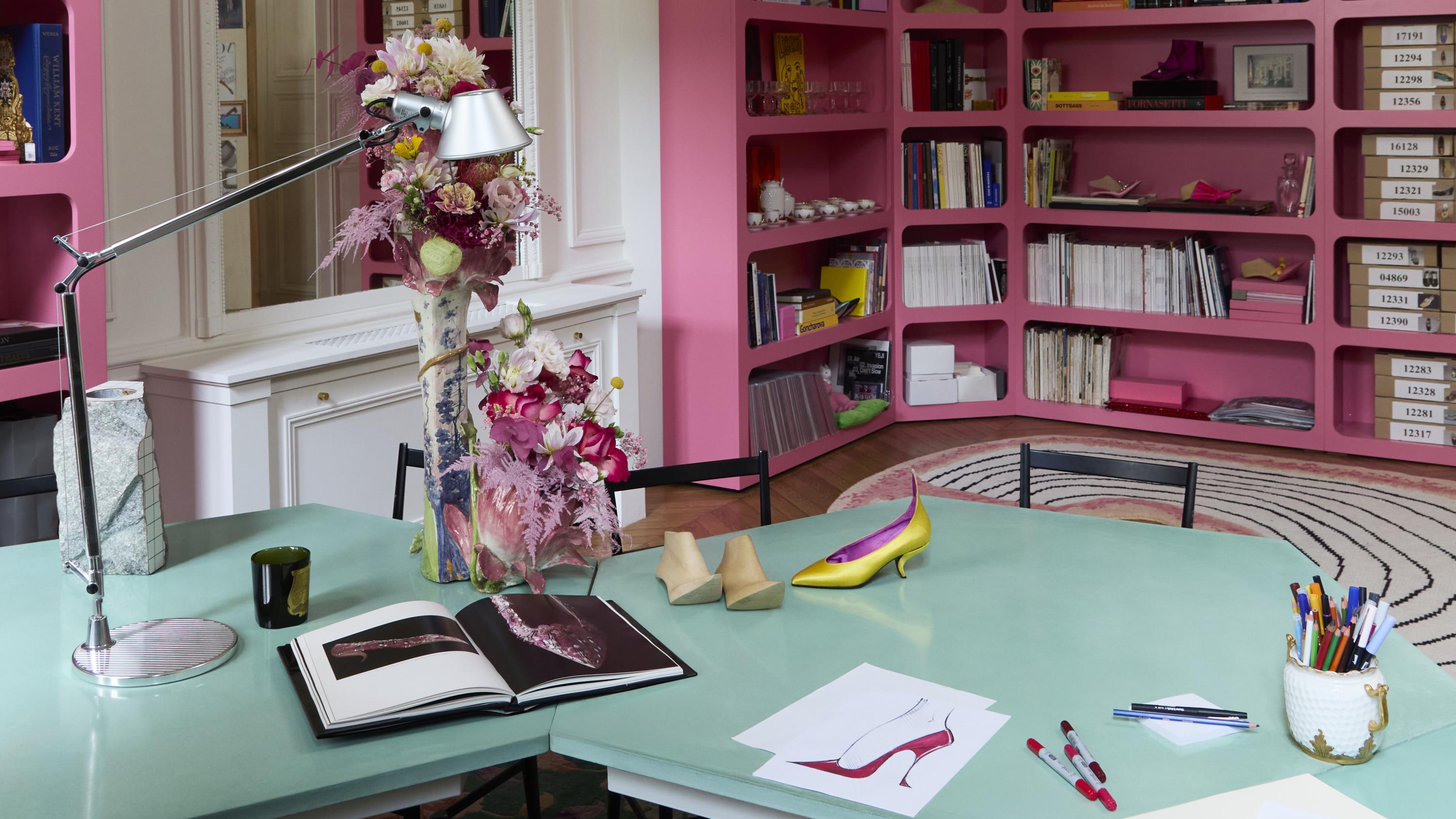 Ines de la Fressange : « N’importe qui travaillant dans la mode connaît par cœur l’œuvre de Roger Vivier »