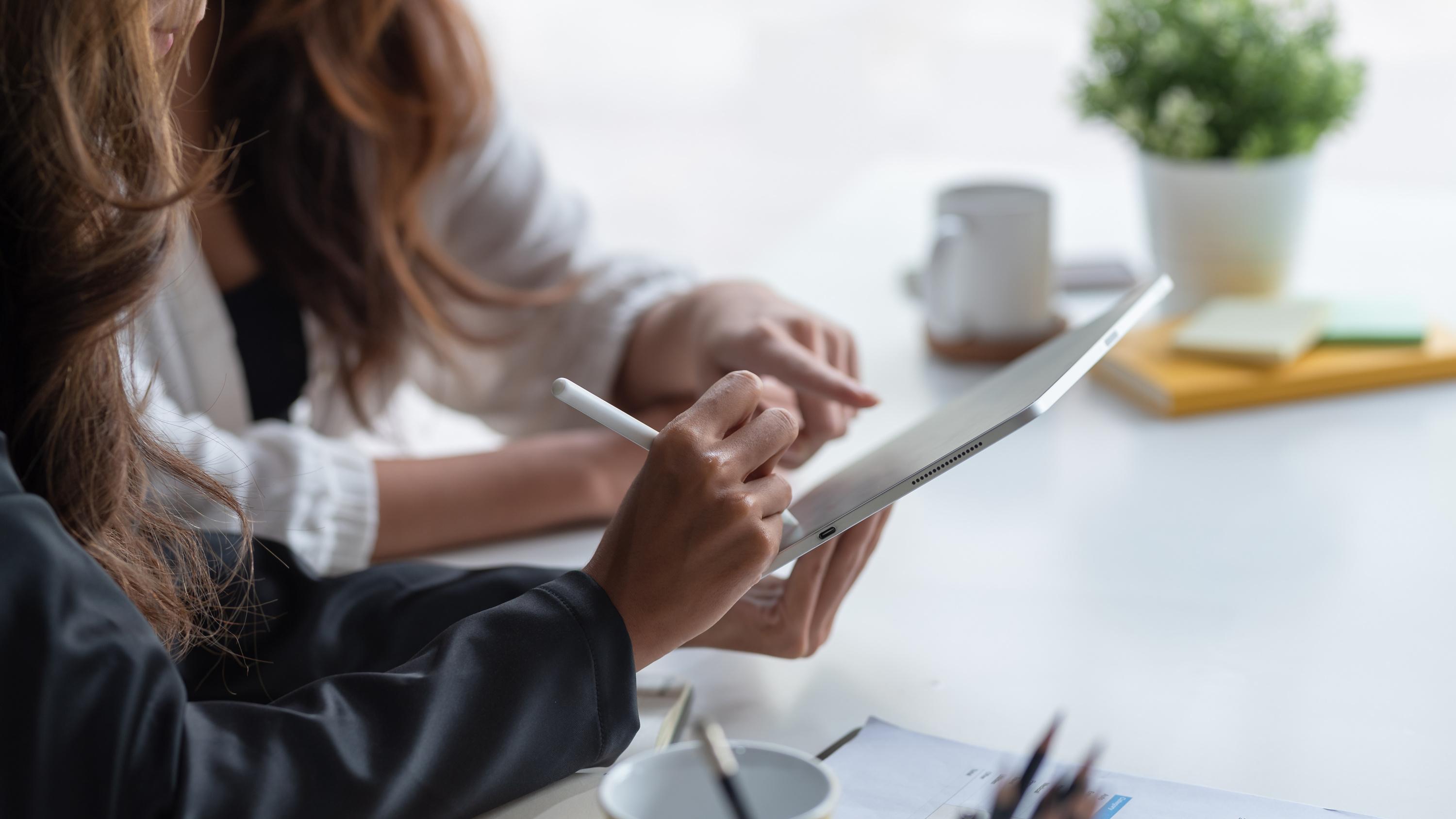 «On arrive un peu avec l’habit de sauveur» : cette nouvelle génération qui reprend des entreprises plutôt que d’en créer