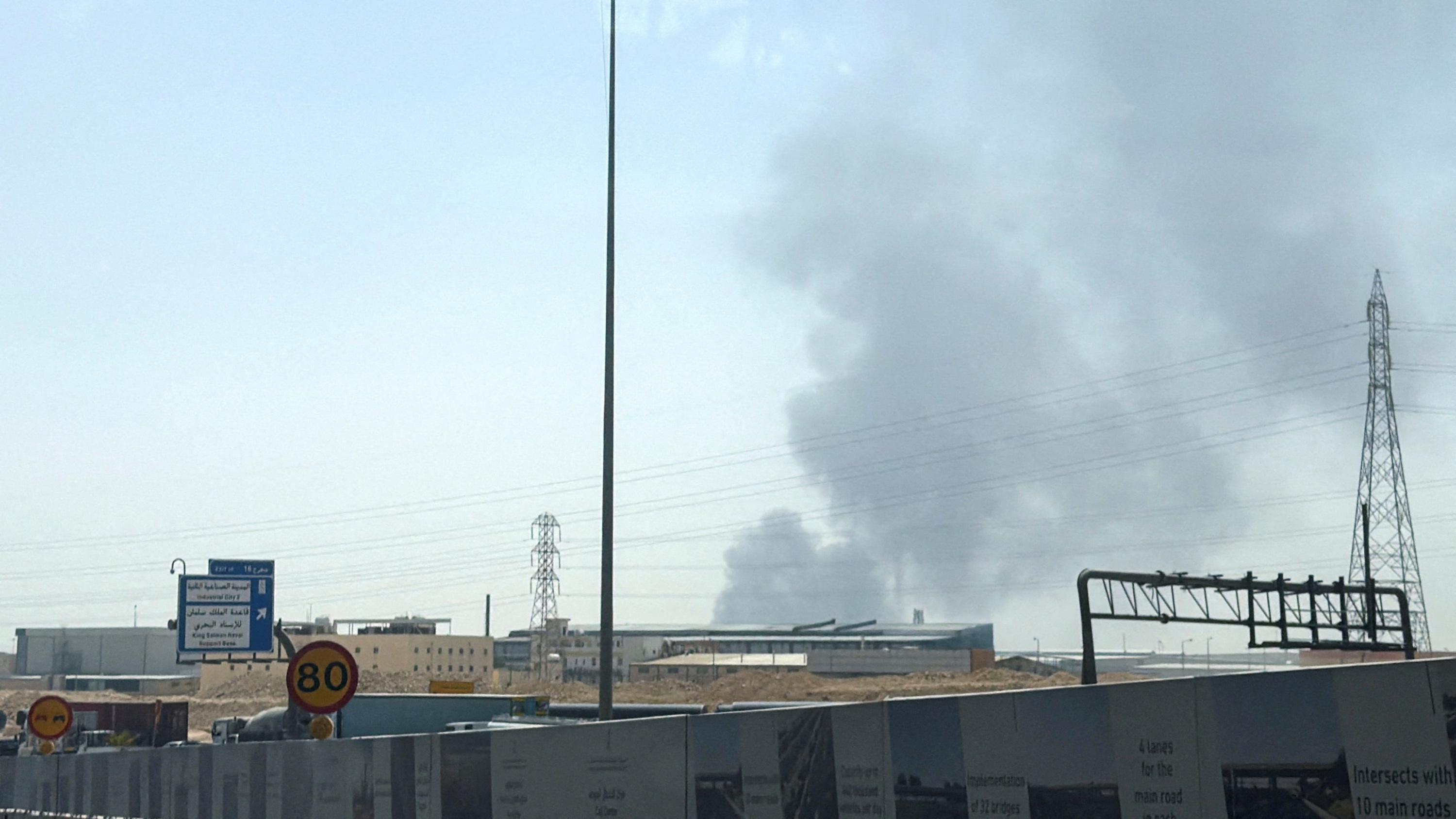 Des flammes et de la fumée s'élèvent d'un site d'Aramco, fleuron de l’économie saoudienne, près de Ryad