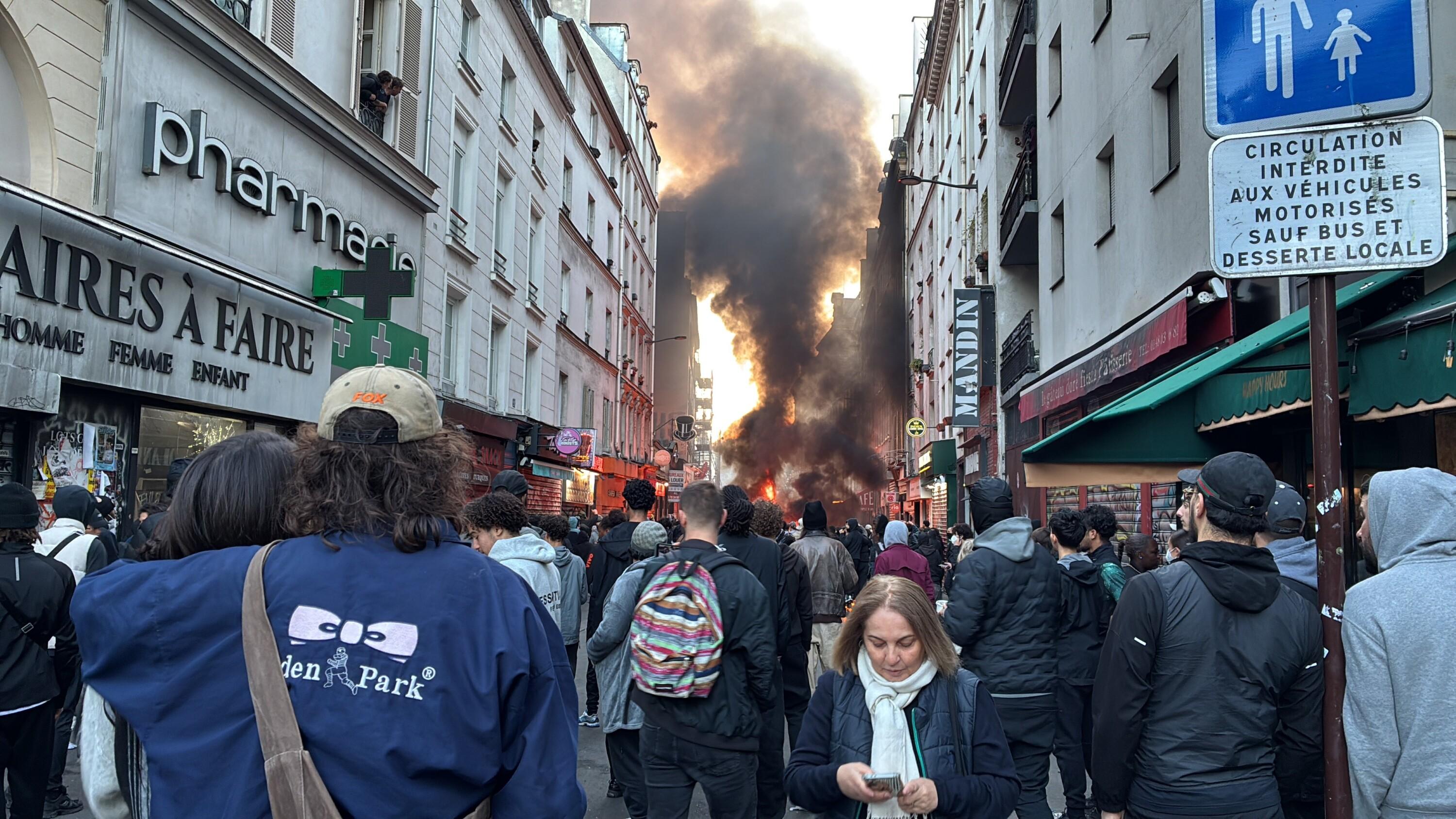 «Même si LFI passe, on continuera !» : un dimanche à République, entre pillages, riverains affligés et courses-poursuites avec les CRS