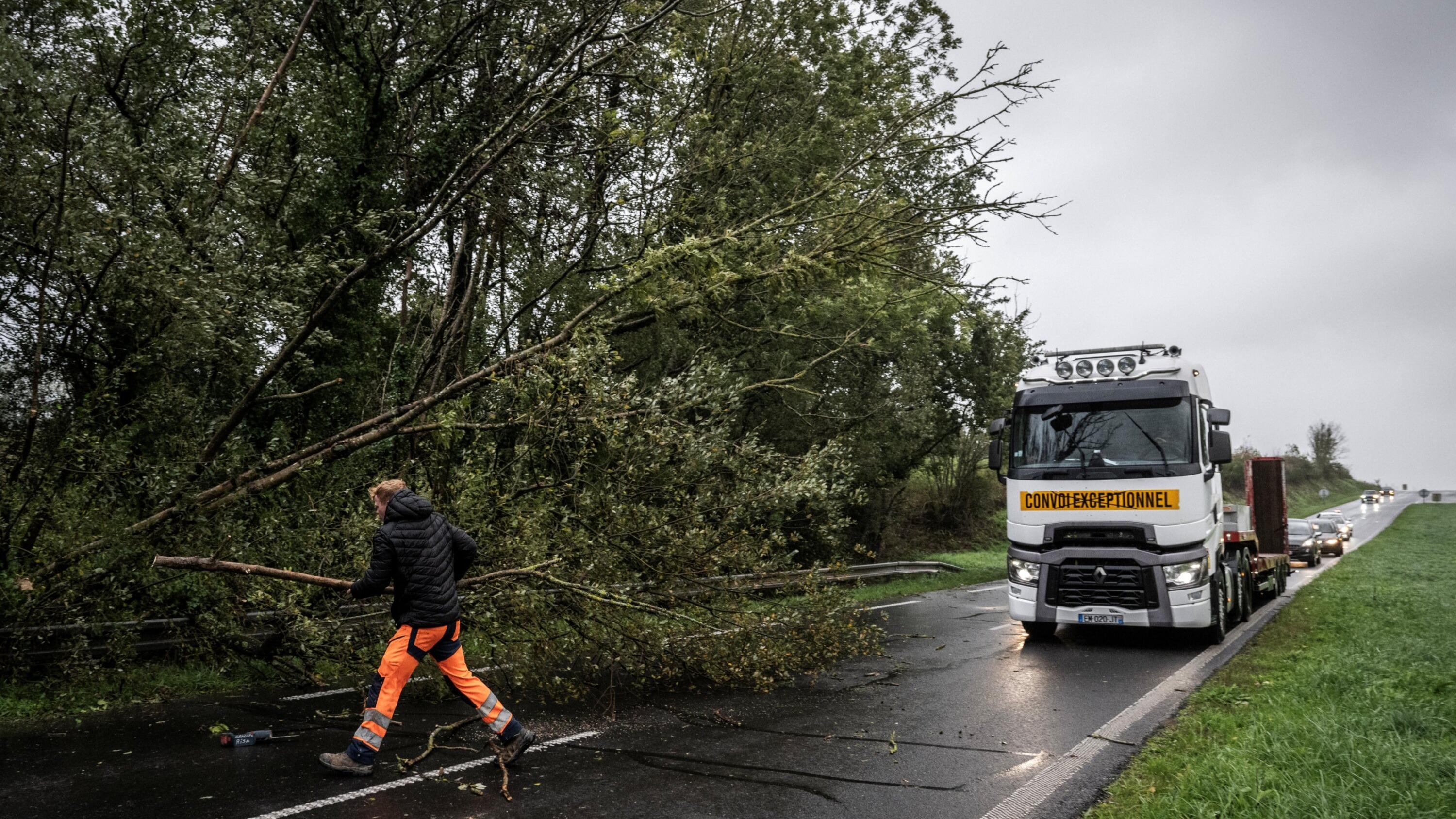 EN DIRECT - Tempête Austen : 288 600 foyers privés d’électricité à midi, 23 départements en alerte vignette