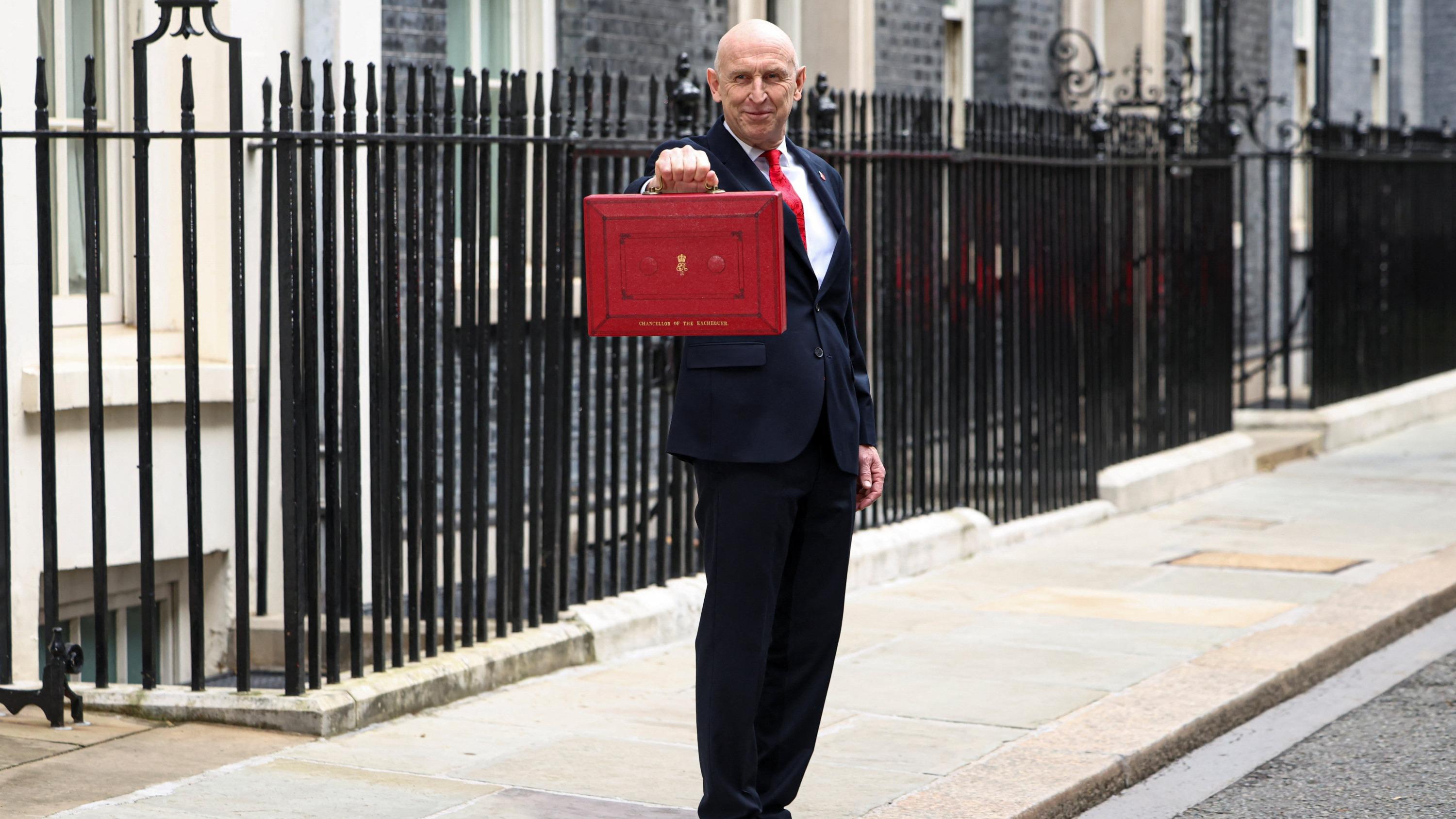 «Nous mènerons cela de manière responsable» : au Royaume-Uni, le premier ministre Andy Burnham contraint à un premier budget de prudence