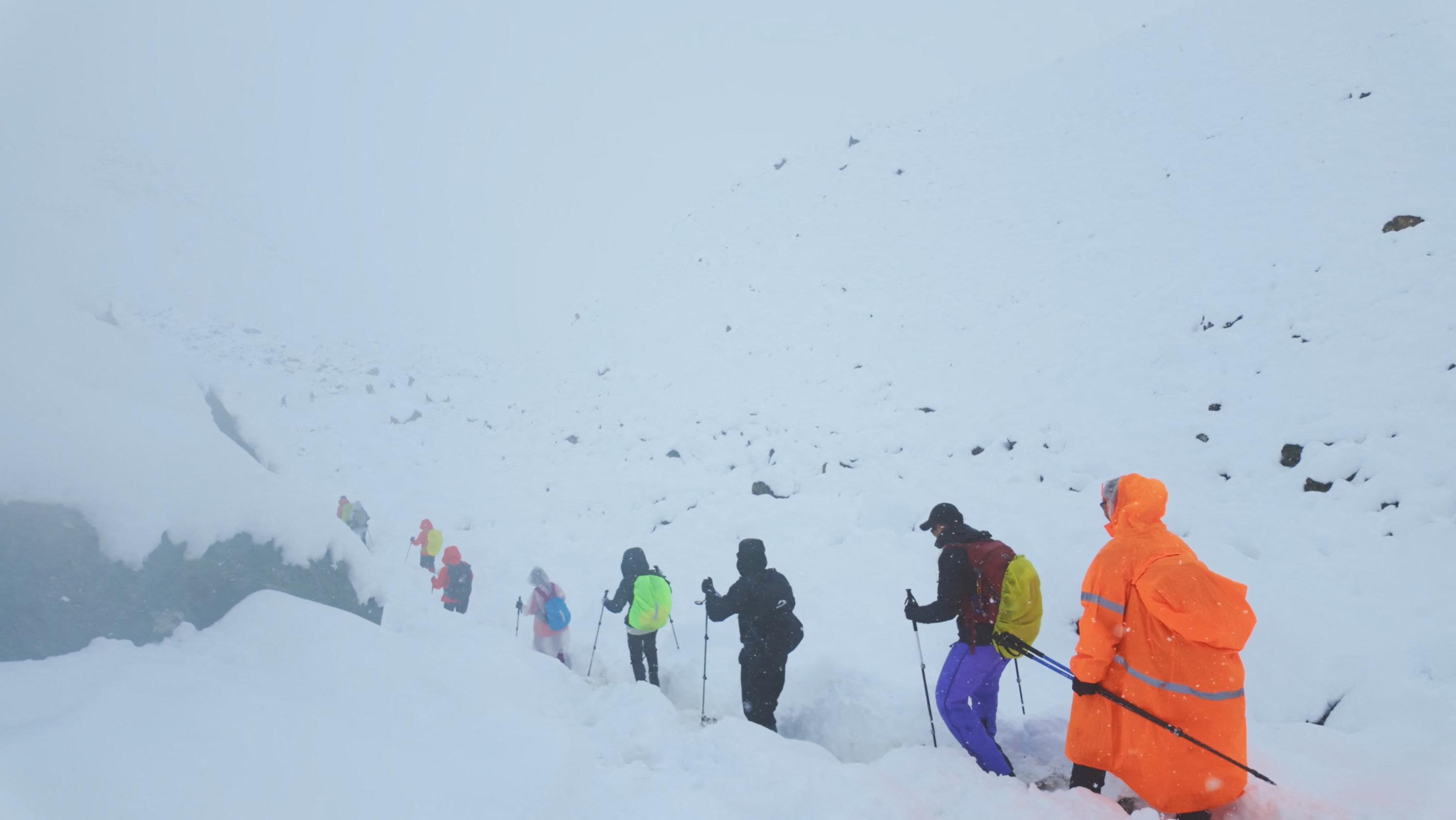Chine : un mort et plusieurs centaines de personnes bloquées par une tempête de neige dans leur ascension de l’Everest