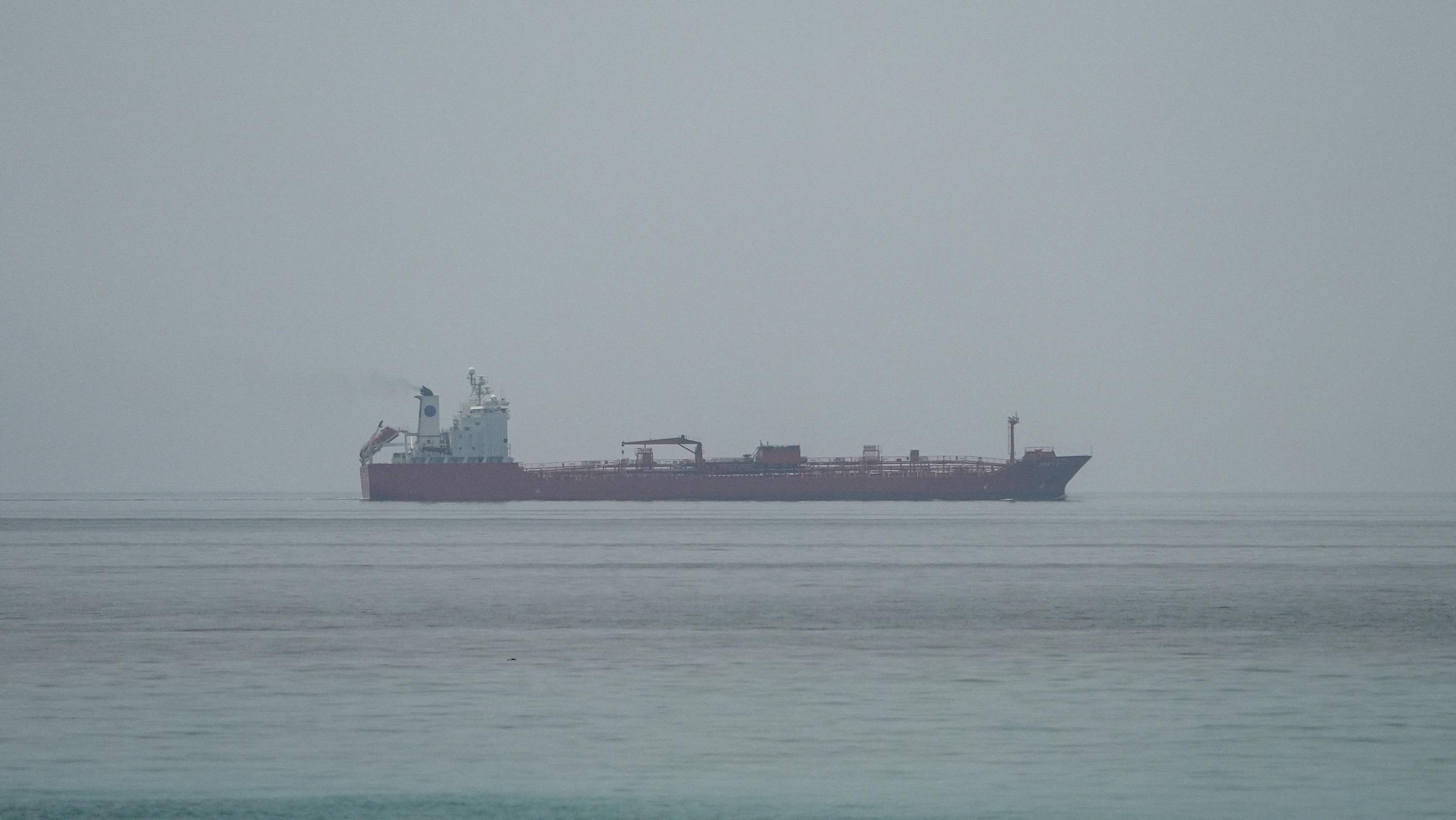 Guerre au Moyen-Orient : un pétrolier touché par de multiples projectiles au large du Qatar, plusieurs victimes