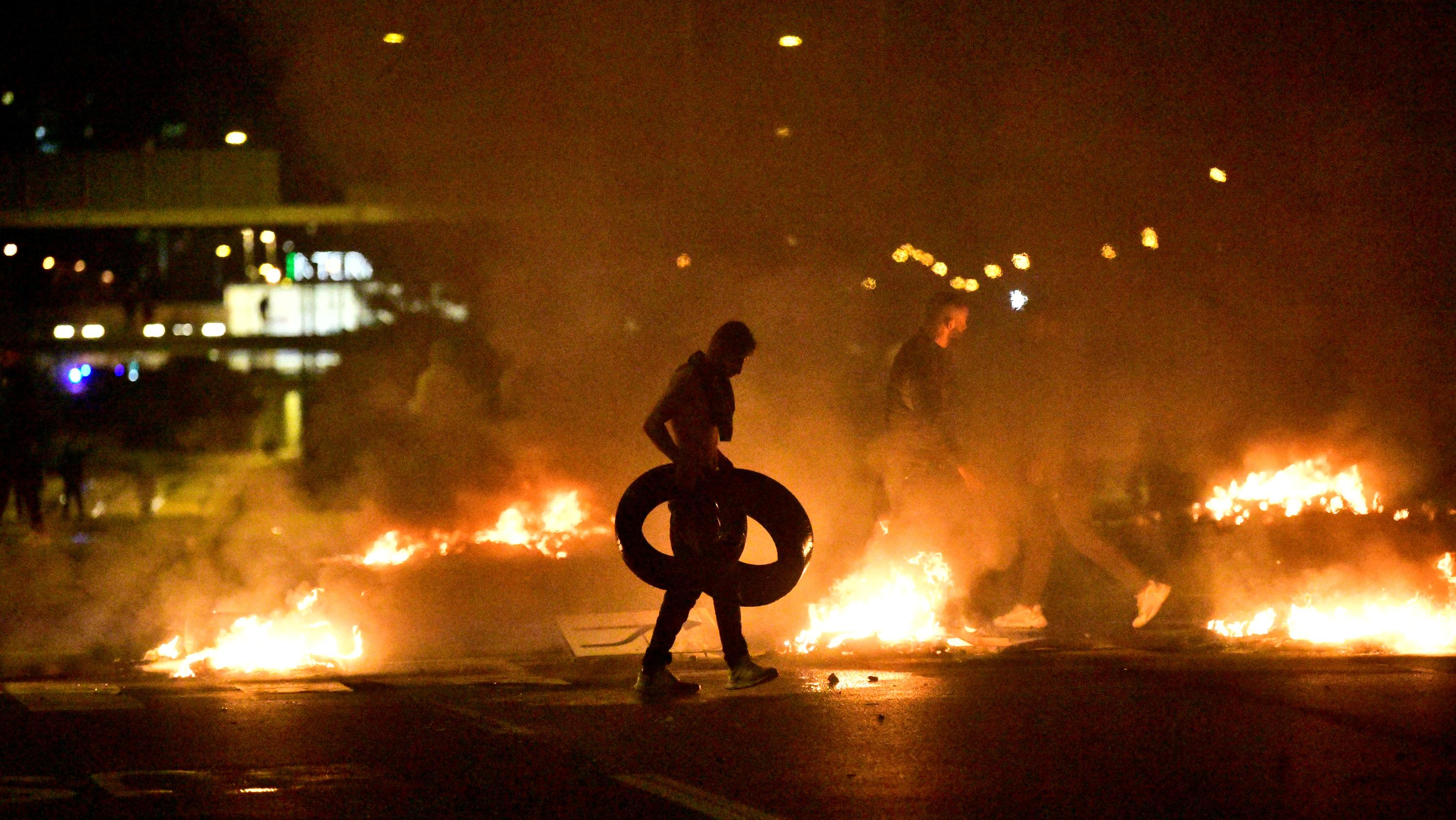 Suede Plusieurs Policiers Blesses Apres Des Incidents Lies A Un Coran Brule