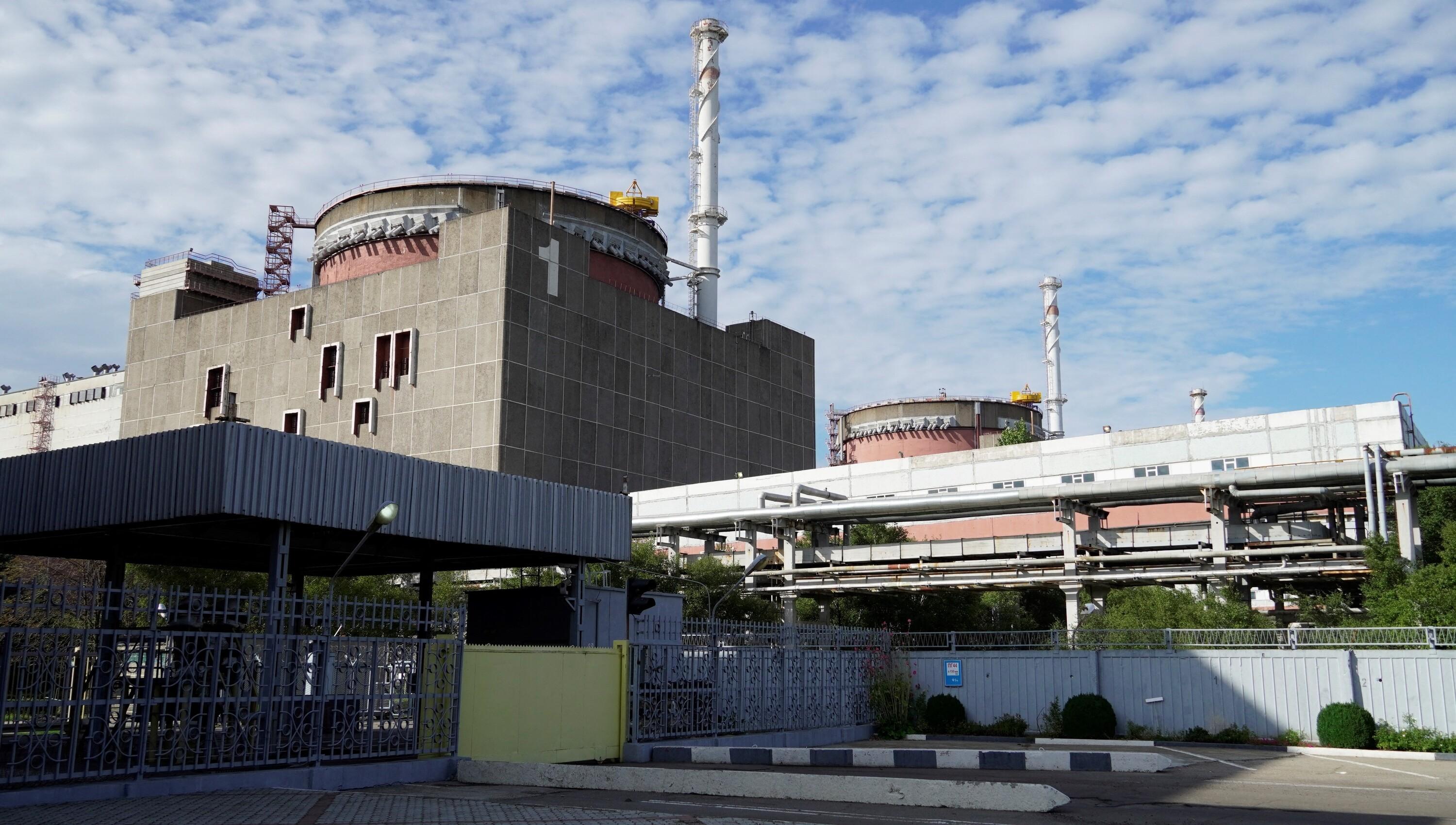 Ukraine: la centrale de Zaporijjia reconnectée au réseau, annonce l'AIEA