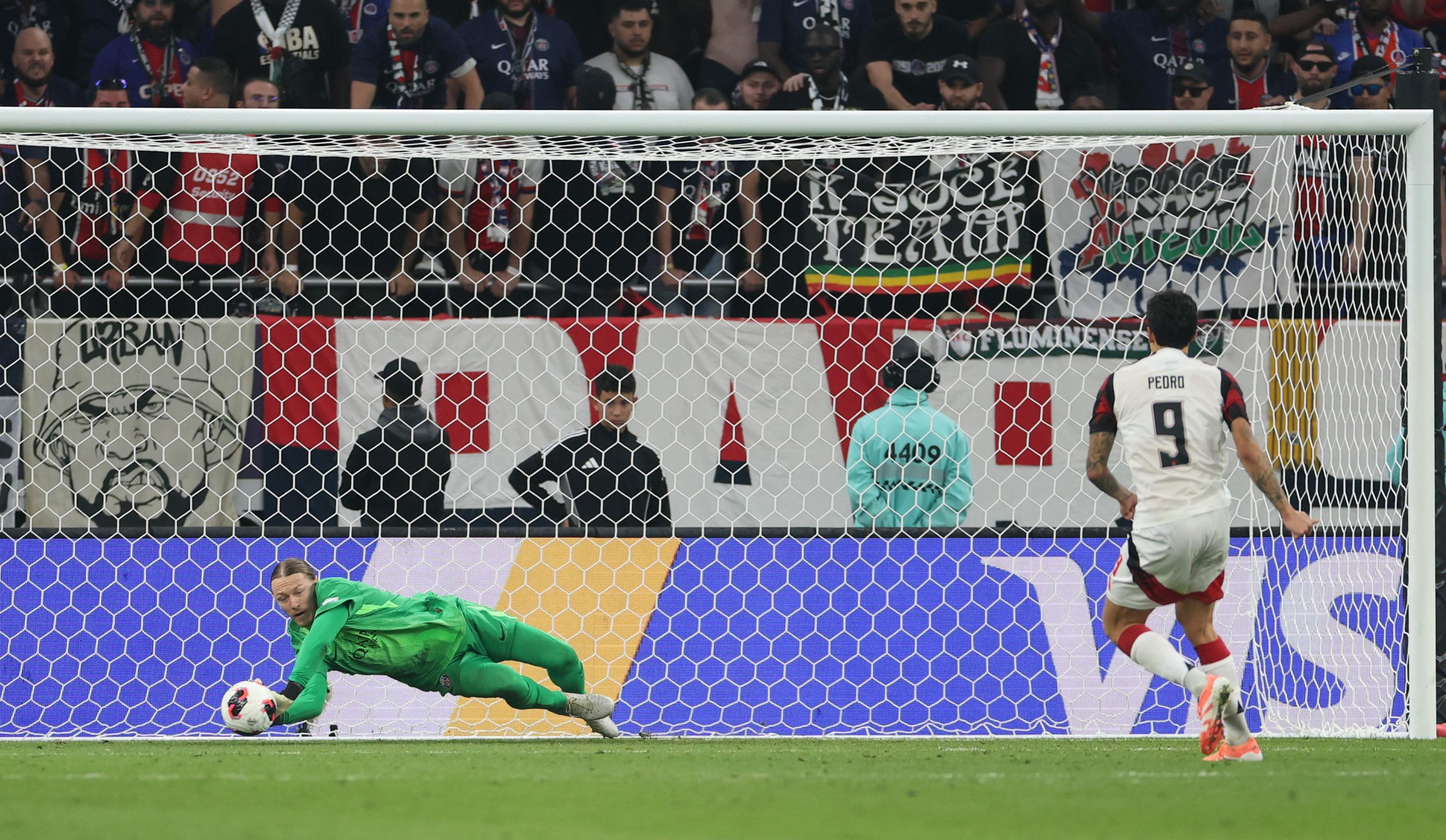 PSG-Flamengo : quatre parades à la suite, la performance héroïque de Safonov aux tirs au but en vidéo