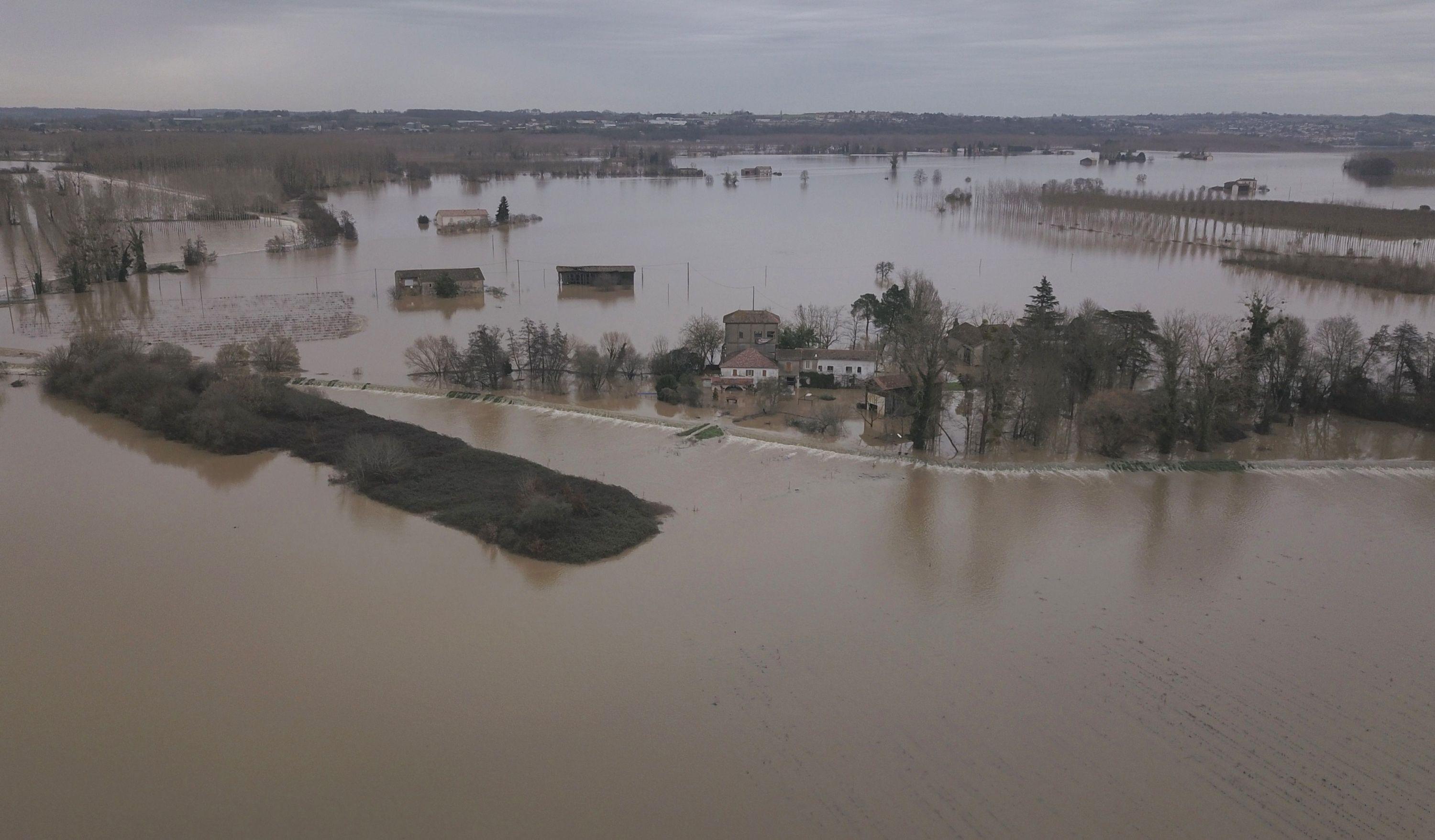 Gironde Mecontent Apres Une Inondation Il Frappe Le Maire De Son Village