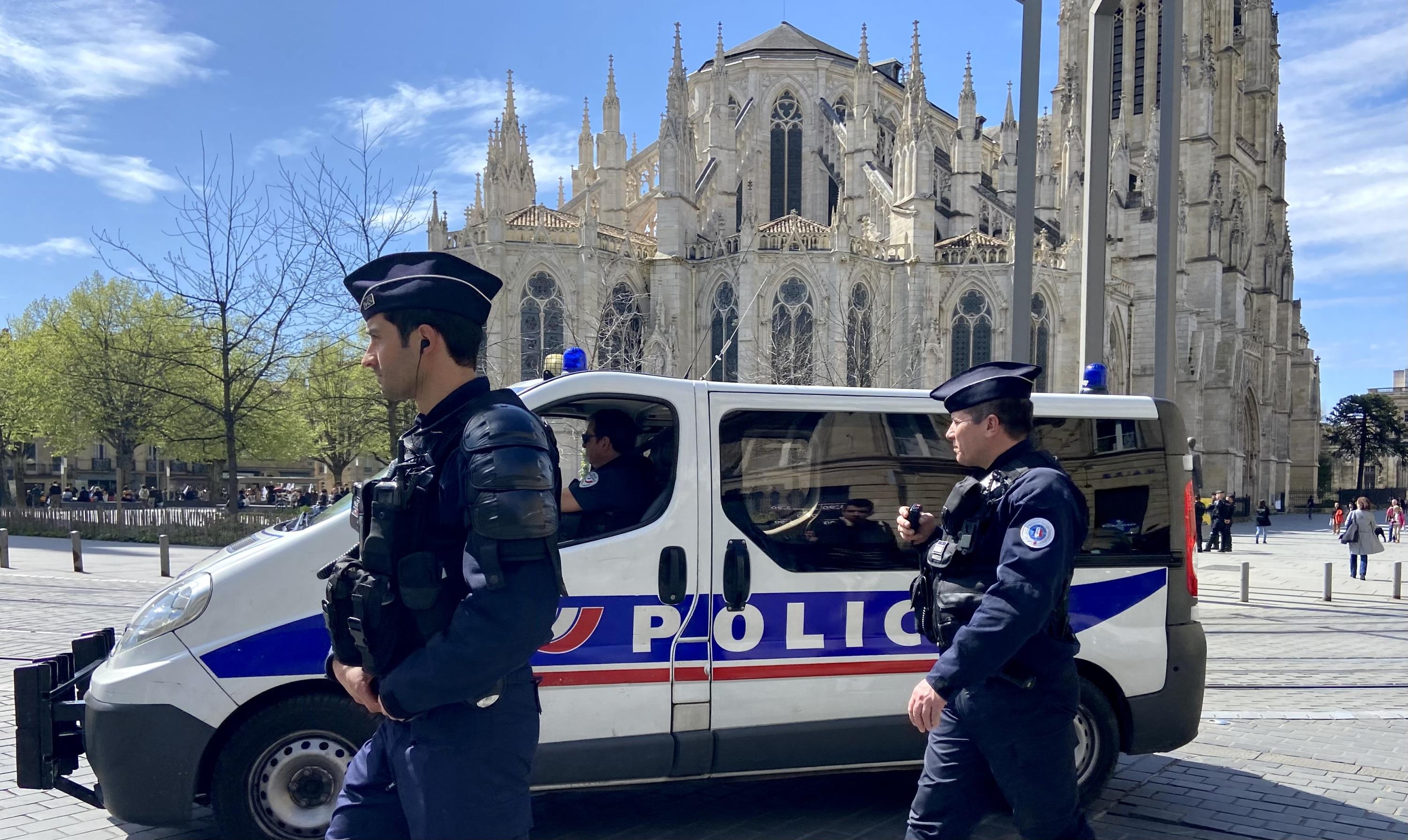 Bordeaux : un policier traîné sur une dizaine de mètres par un automobiliste