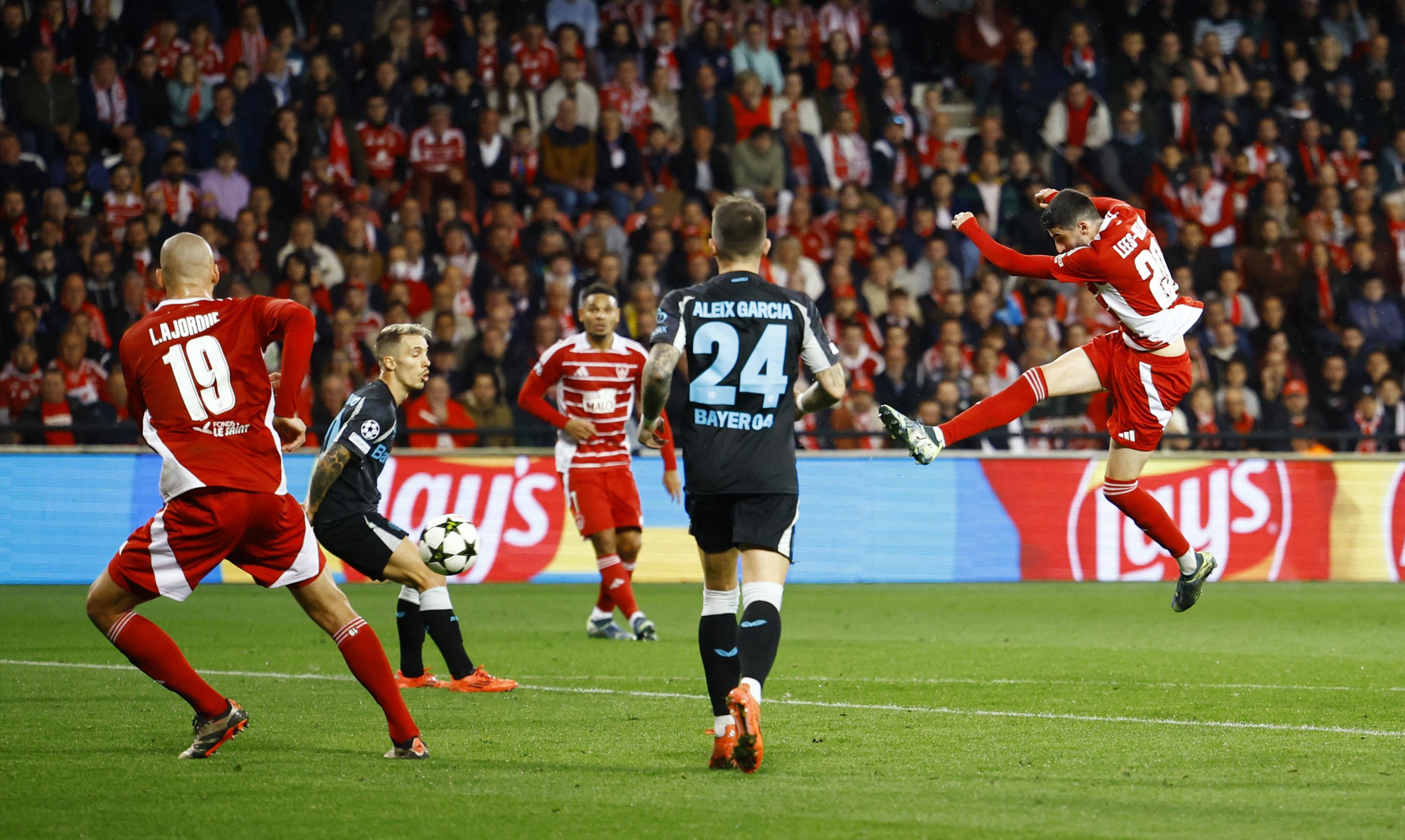 Ligue des champions : en vidéo, la magnifique reprise de volée de Lees-Melou pour Brest