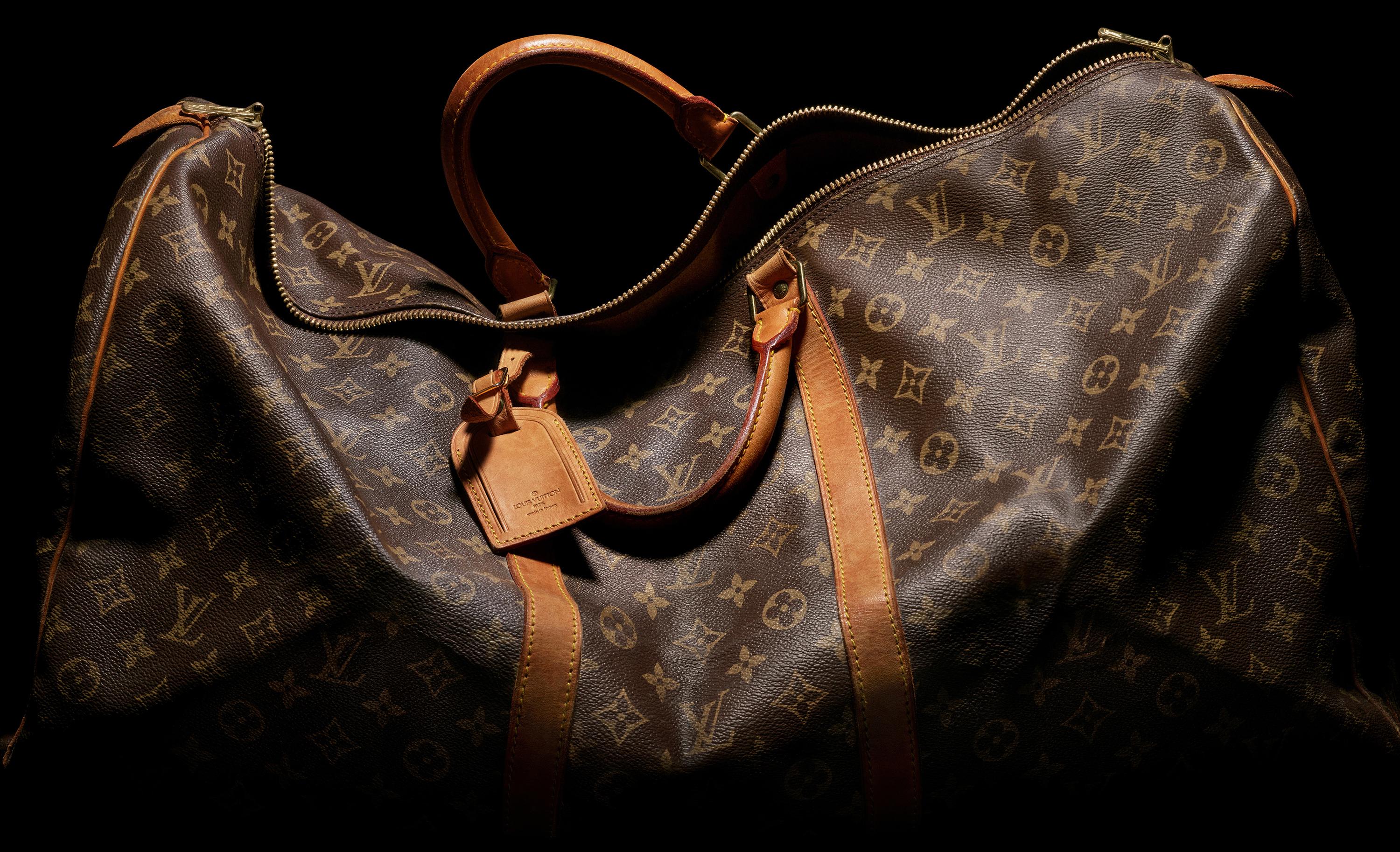 130 ans après sa création, le paradoxe du Monogram de Louis Vuitton, symbole du luxe le plus connu et le plus copié au monde