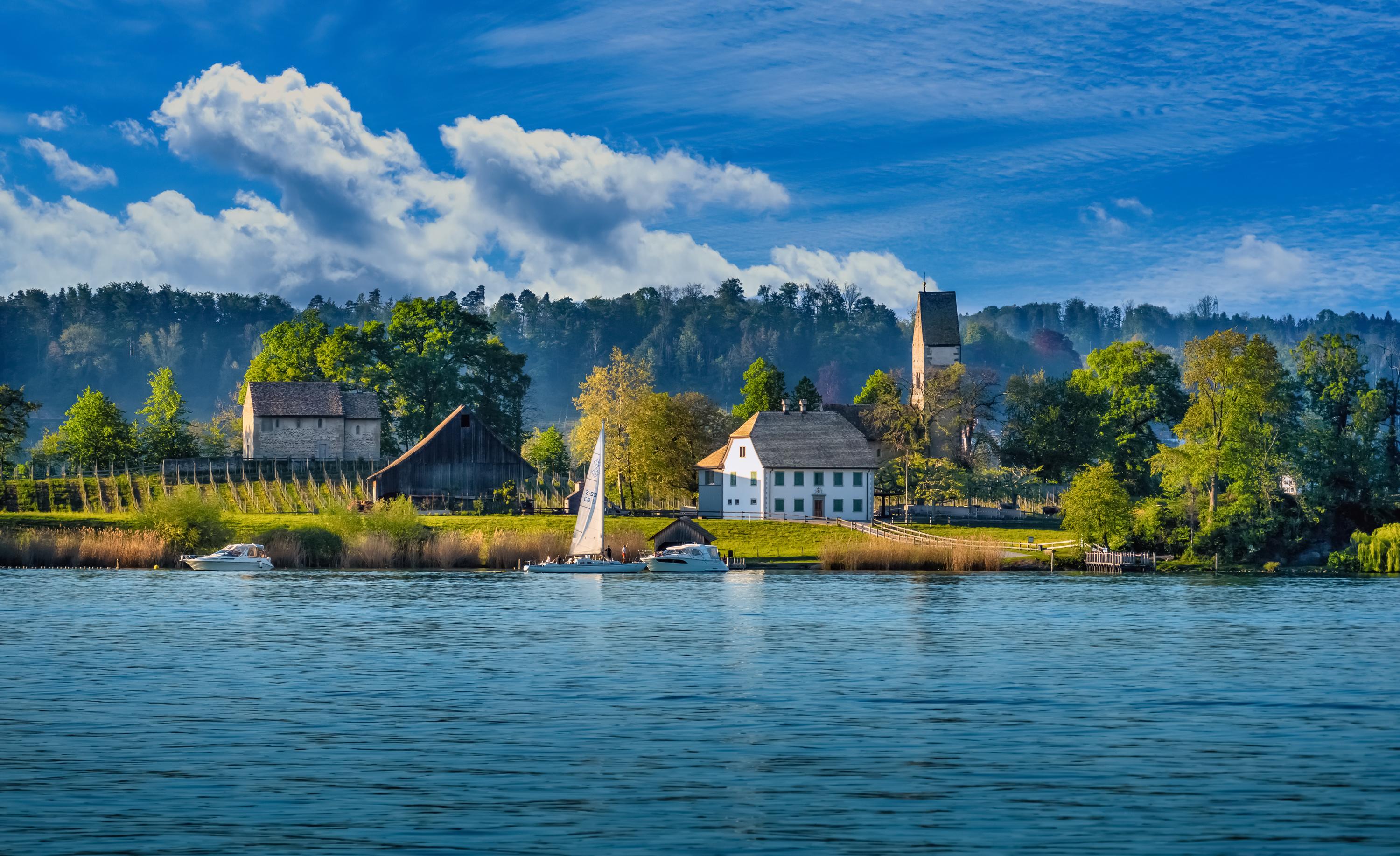 Vue d’une île sur le lac de Zurich, non loin de Freienbach.