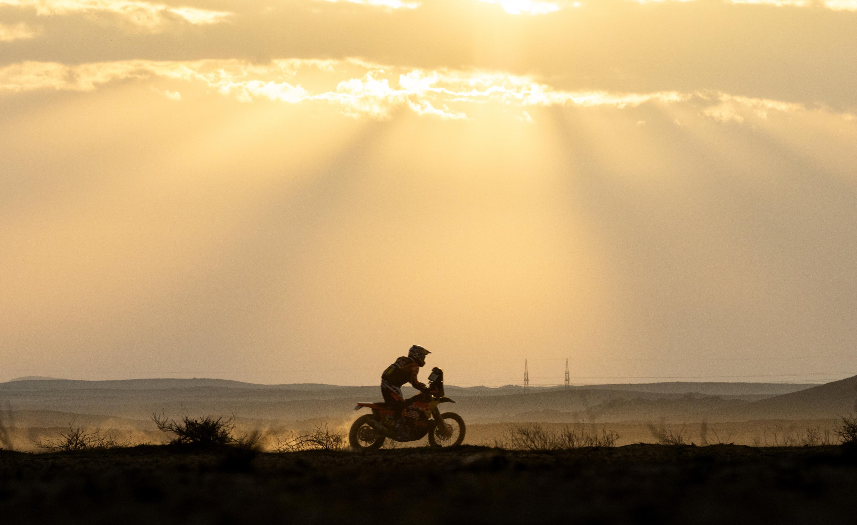 Dakar-2025 : Benavides remporte la 8e étape en moto, Sanders reste en tête du général