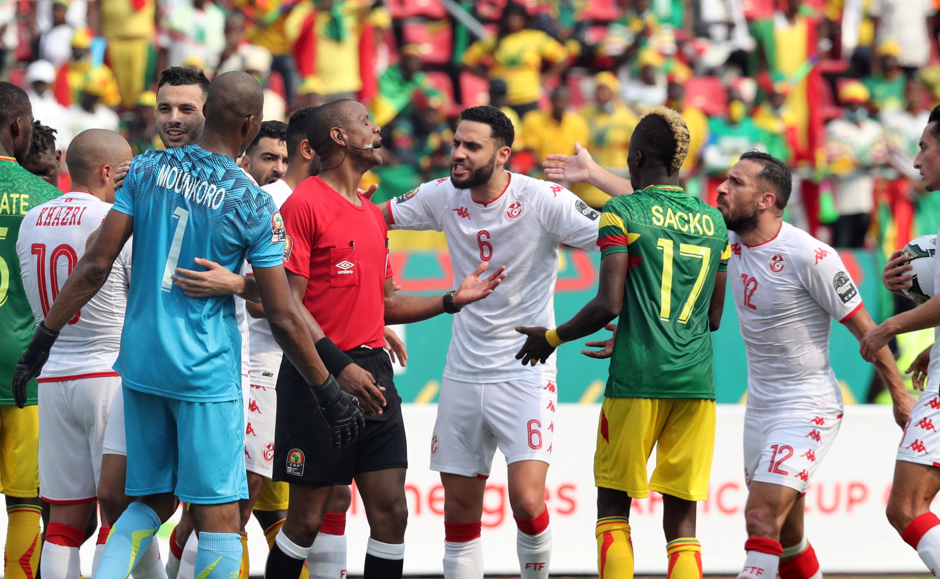 Vraie-fausse reprise, arbitre dépassé, fin de match irréelle ... Le triste spectacle lors de Mali-Tunisie