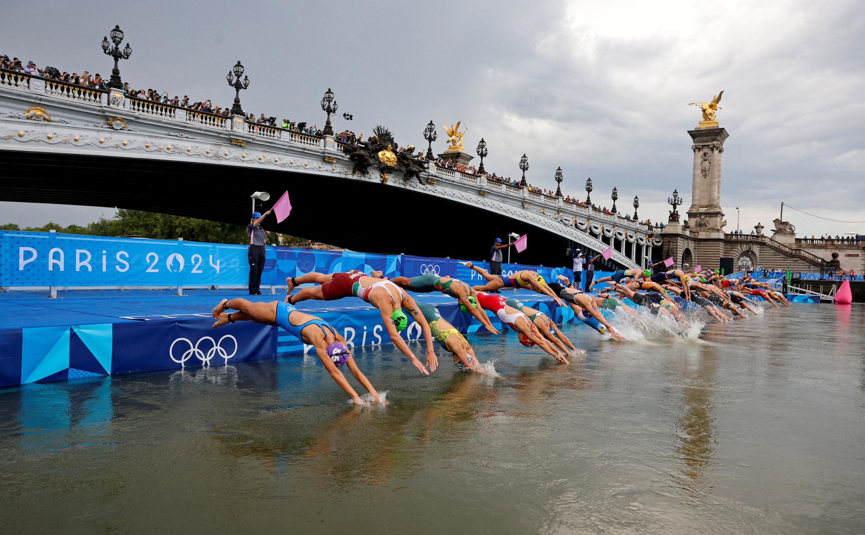 «Nous avons réussi en 4 ans l’impossible depuis 100 ans»: Emmanuel Macron aux anges après le triathlon dans la Seine