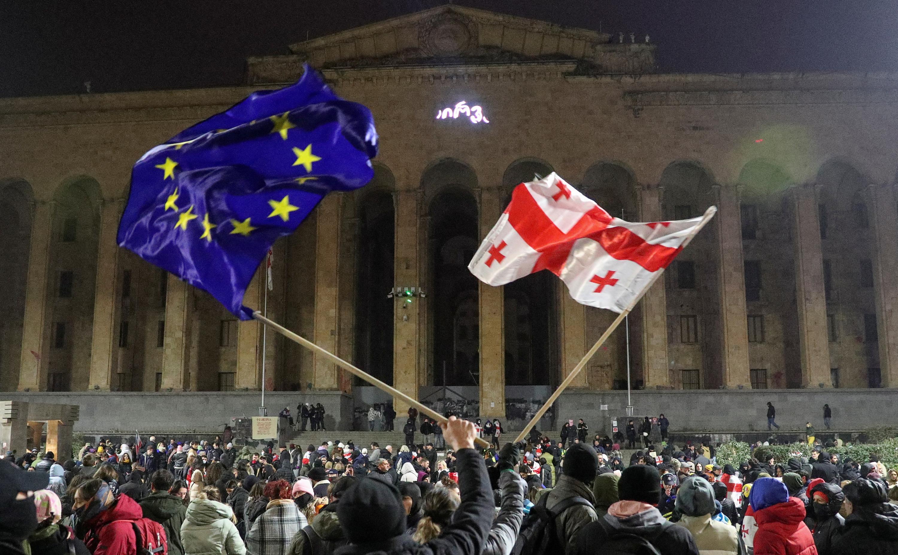 Géorgie : des milliers de manifestants pro-UE se rassemblent pour une 12e nuit de protestations