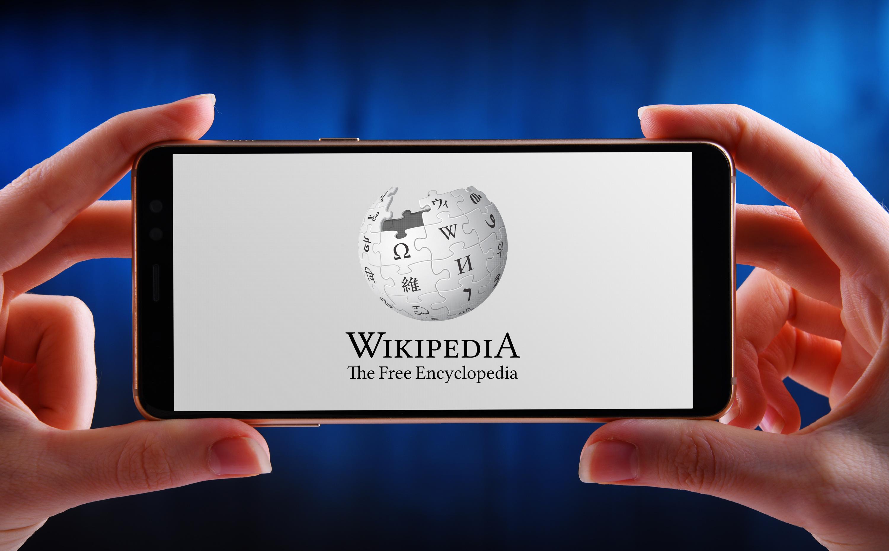 Longtemps incontournable, Wikipédia perd désormais du terrain face à l’IA