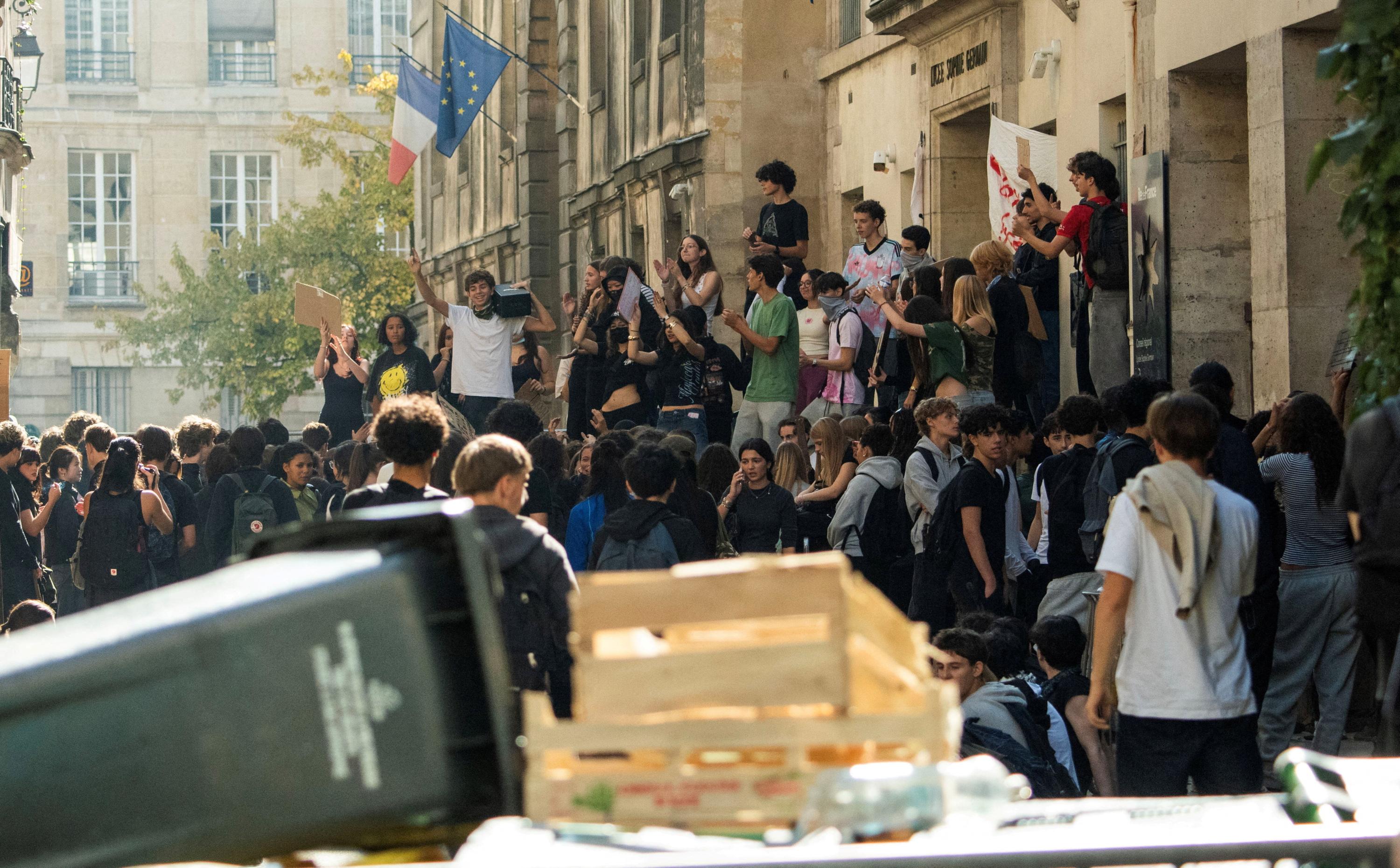 EN DIRECT - Mobilisation lycéenne : des blocages déjà en cours dans plusieurs établissements en ce mardi sous haute surveillance
