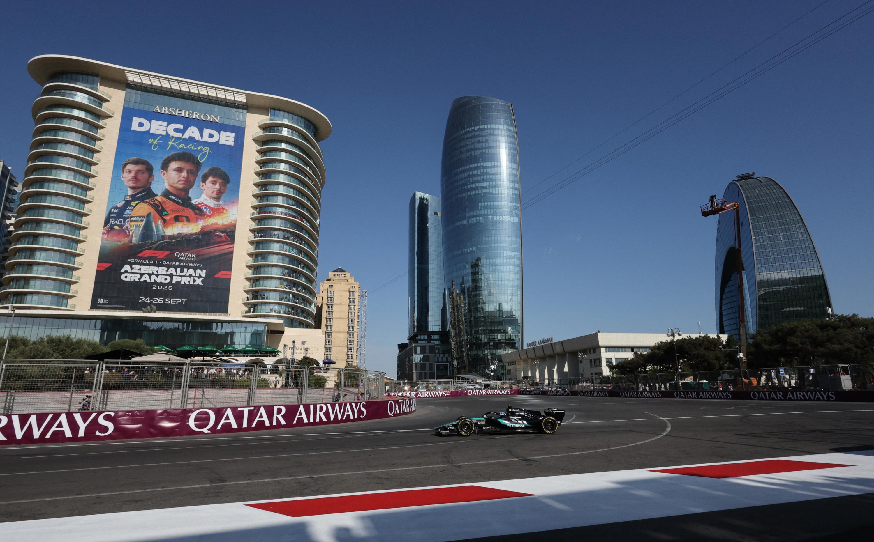 Formule 1 : revivez la victoire de Russell en Azerbaïdjan, devant Verstappen et Hadjar