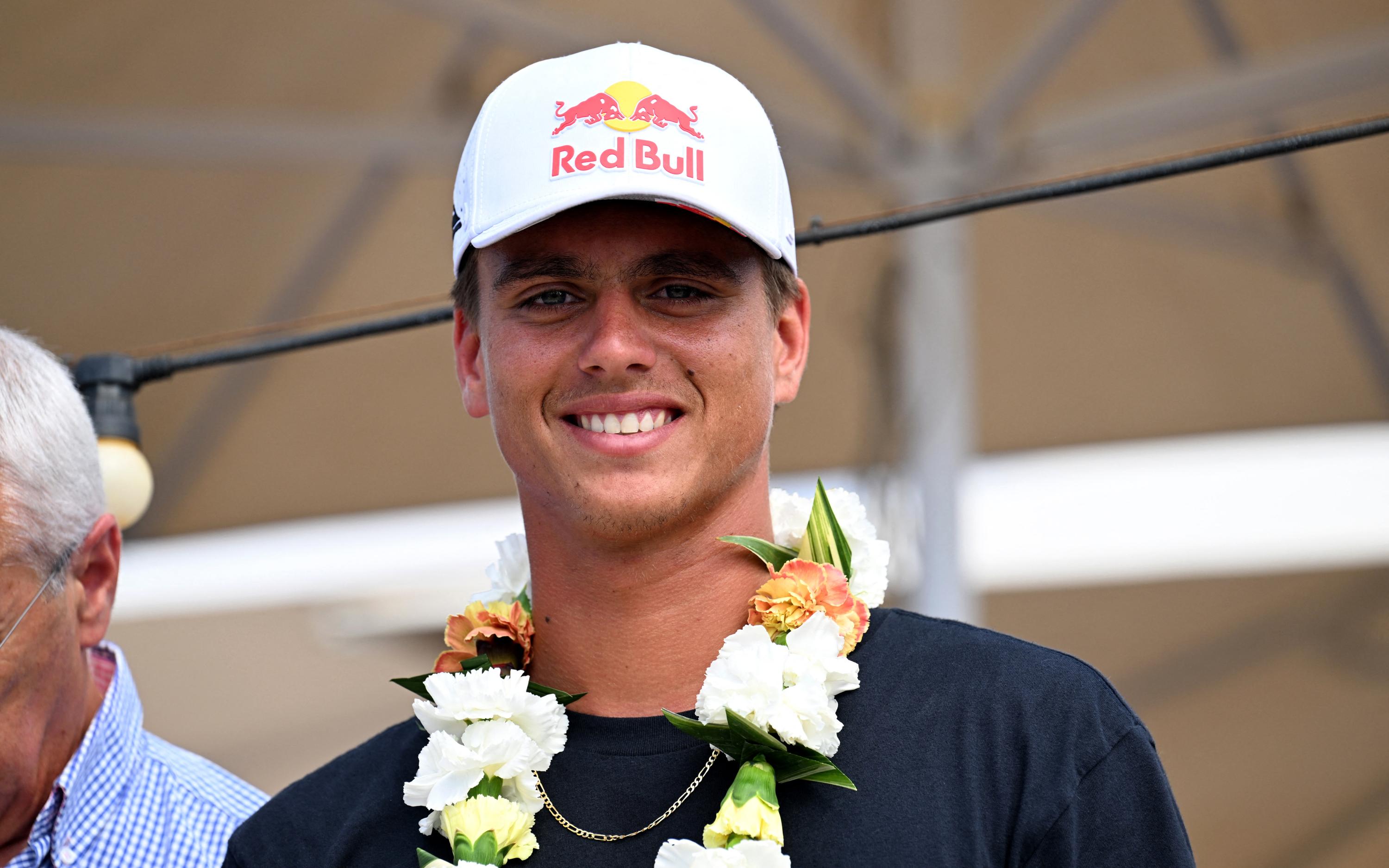 Surf : sur ses terres, le champion olympique Kauli Vaast s'impose au premier tour du Tahiti Pro