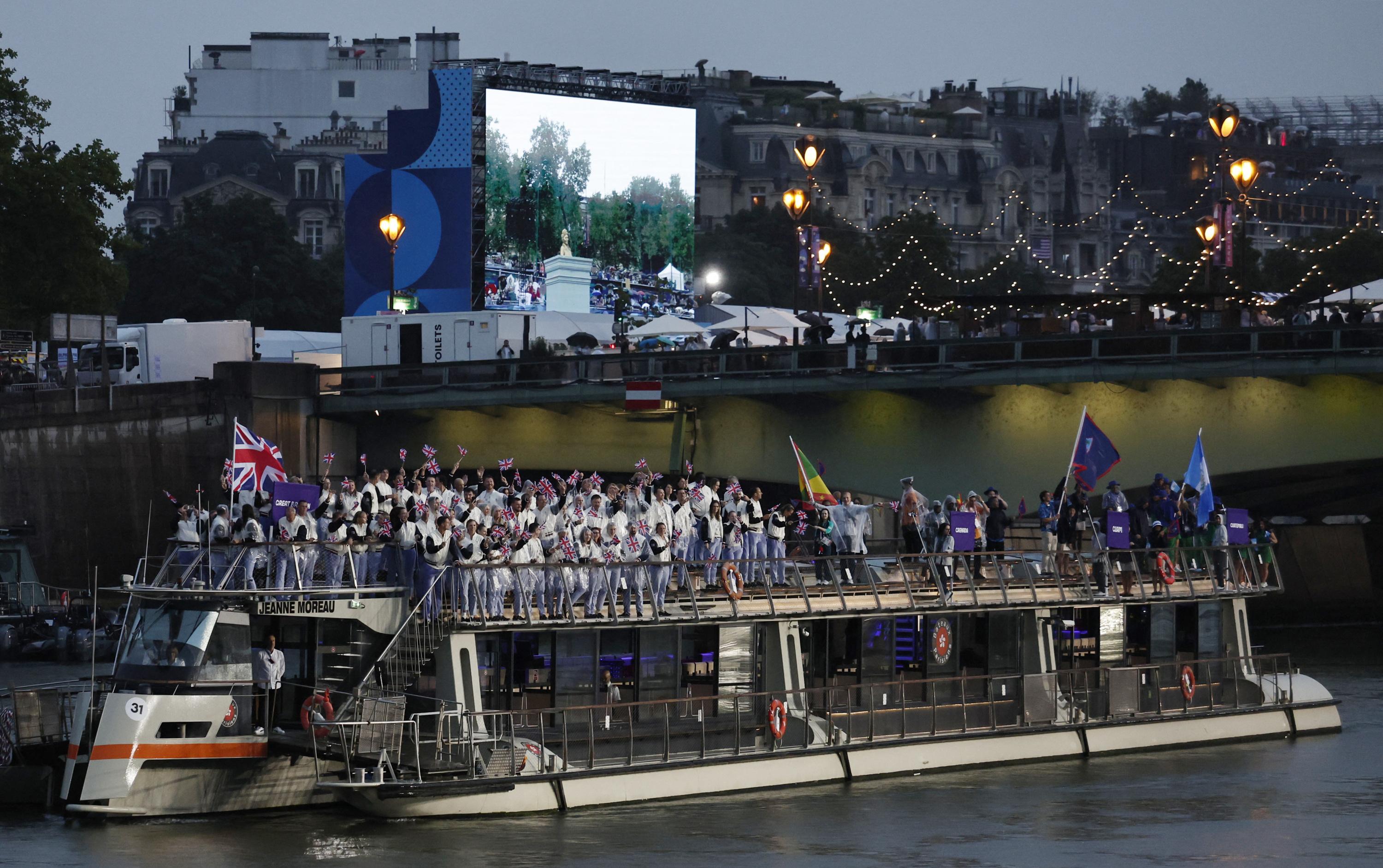 EN DIRECT - JO Paris 2024 : les délégations poursuivent leur défilé sur la Seine malgré la pluie, un défilé improvisé en medley