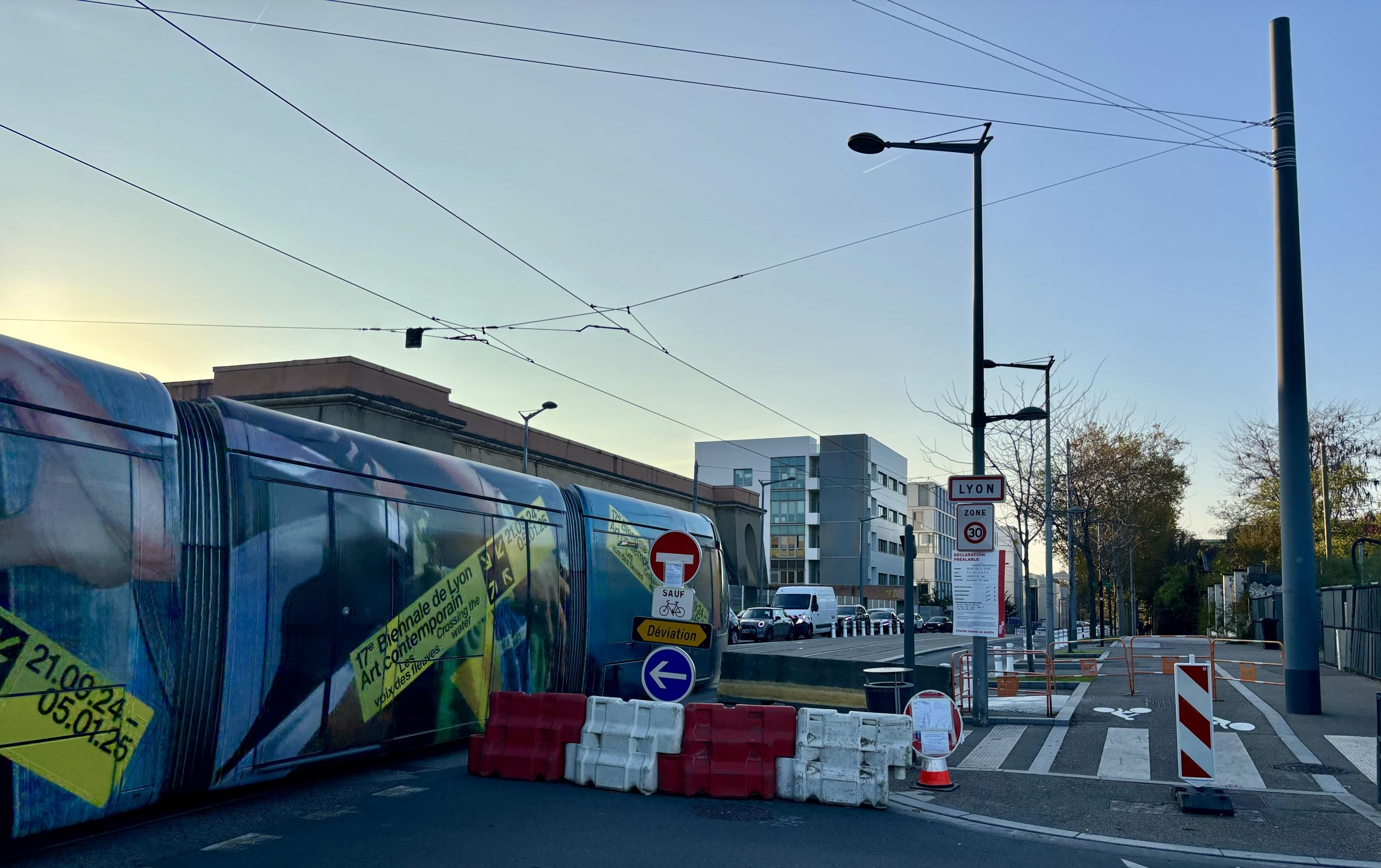 À Lyon, l'aménagement d'une piste cyclable sur une avenue désormais à sens unique complique l'accès aux hôpitaux