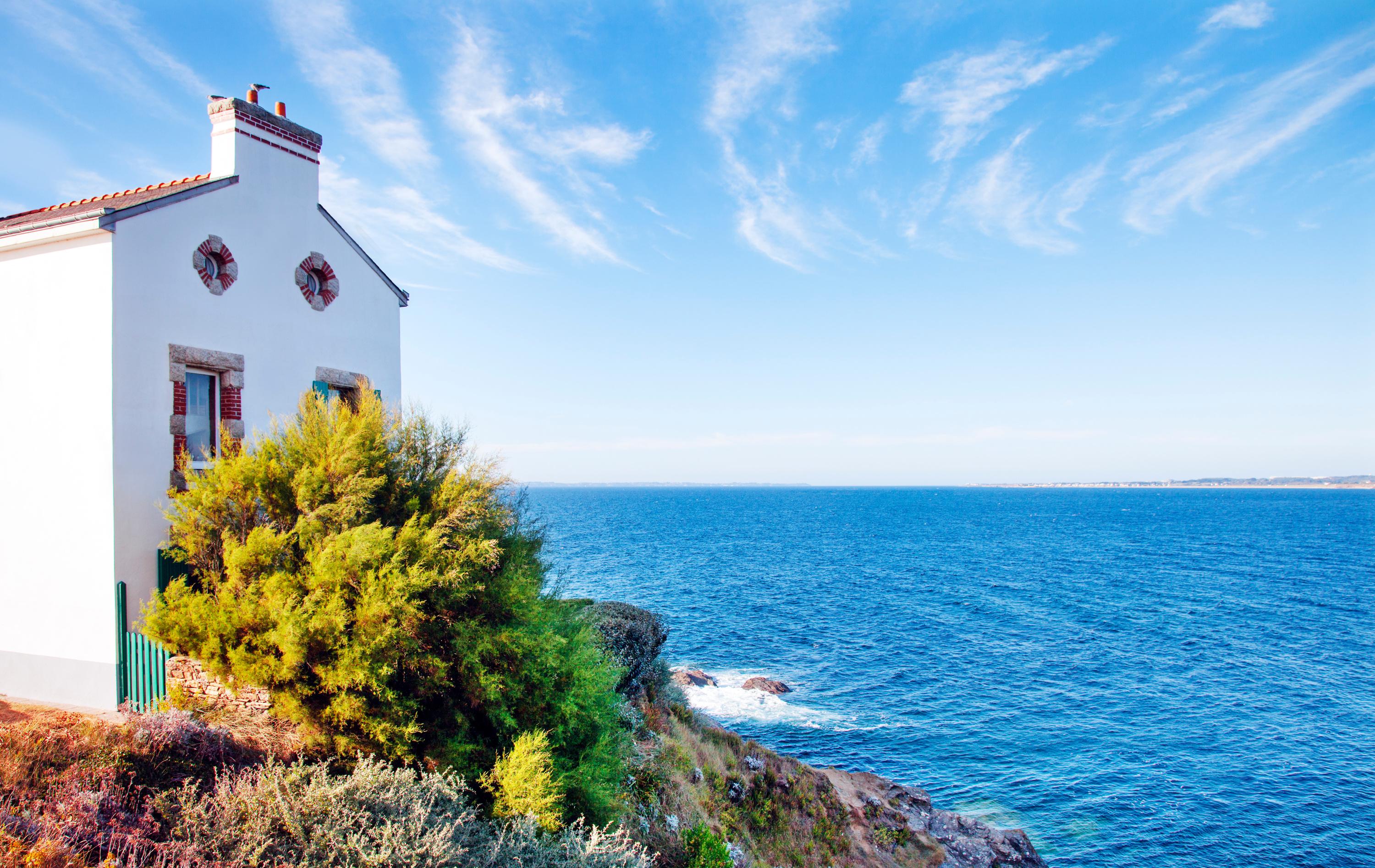 Face aux difficultés de logement, la résidence secondaire apparaît souvent comme le meilleur des boucs émissaires.