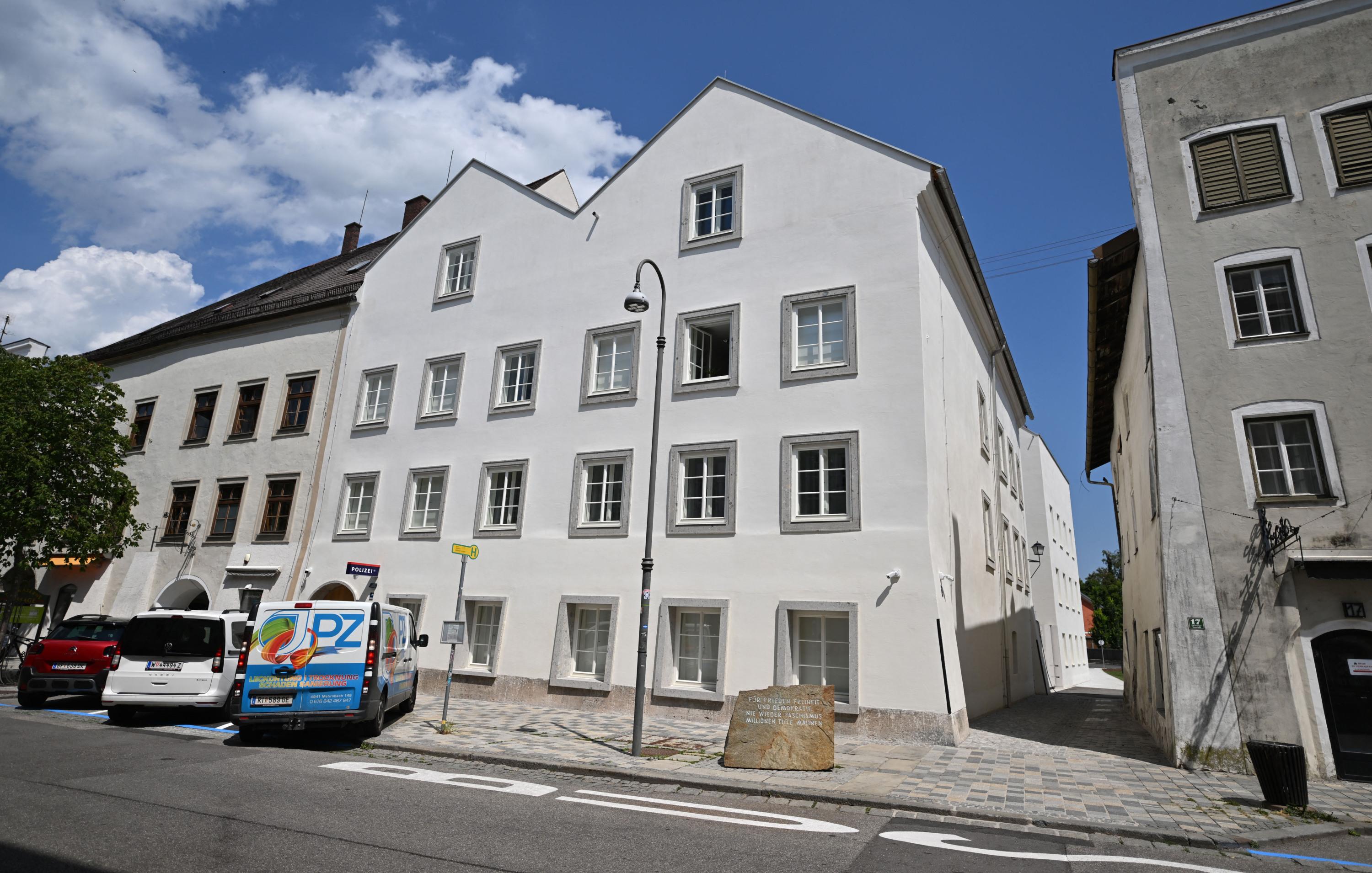 Dans la maison natale d'Adolf Hitler, l'Autriche ouvre un commissariat de police