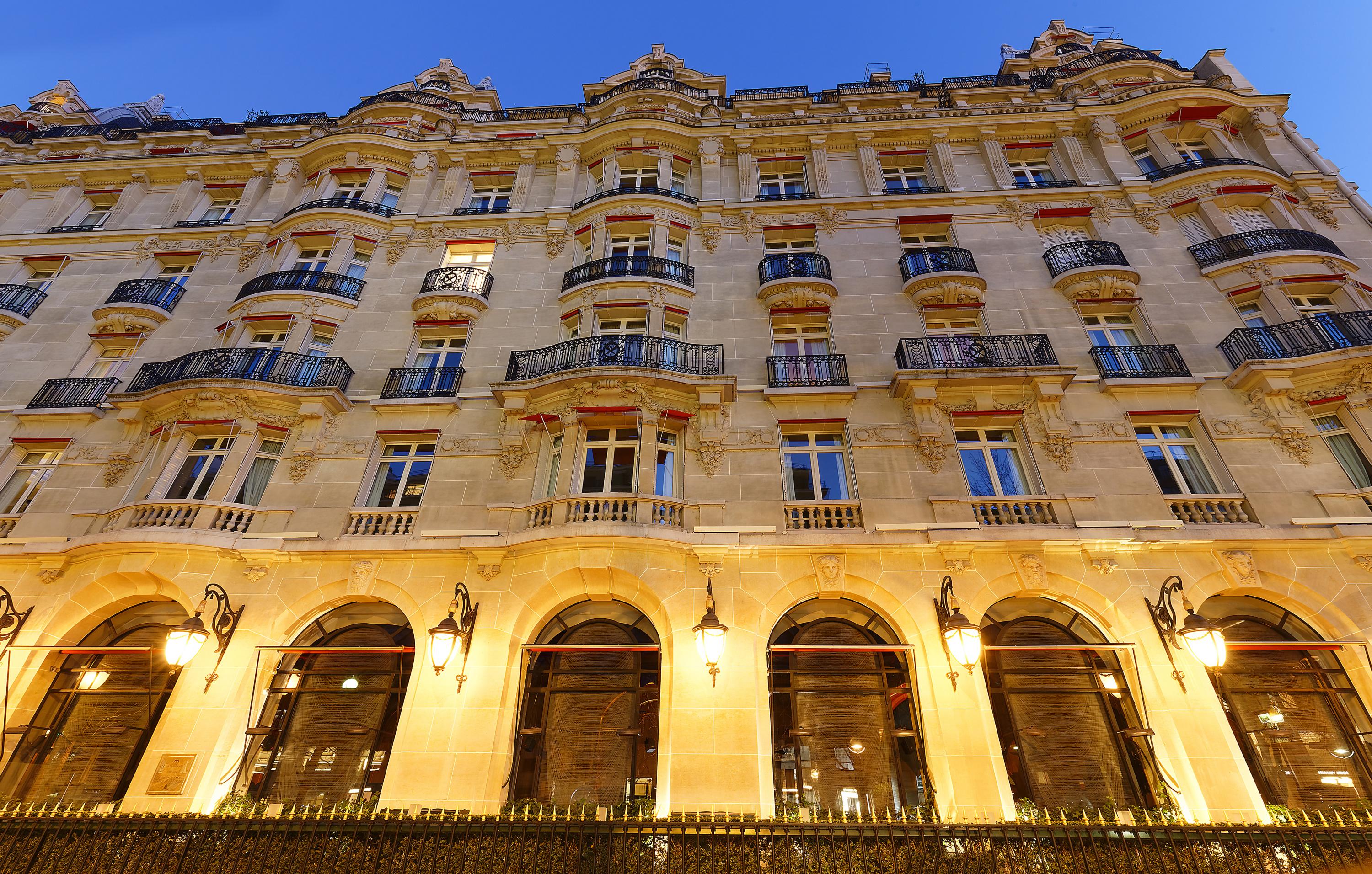 Paris : deux hommes escaladent l’hôtel Plaza Athénée et cambriolent une suite, le préjudice estimé à un million d’euros