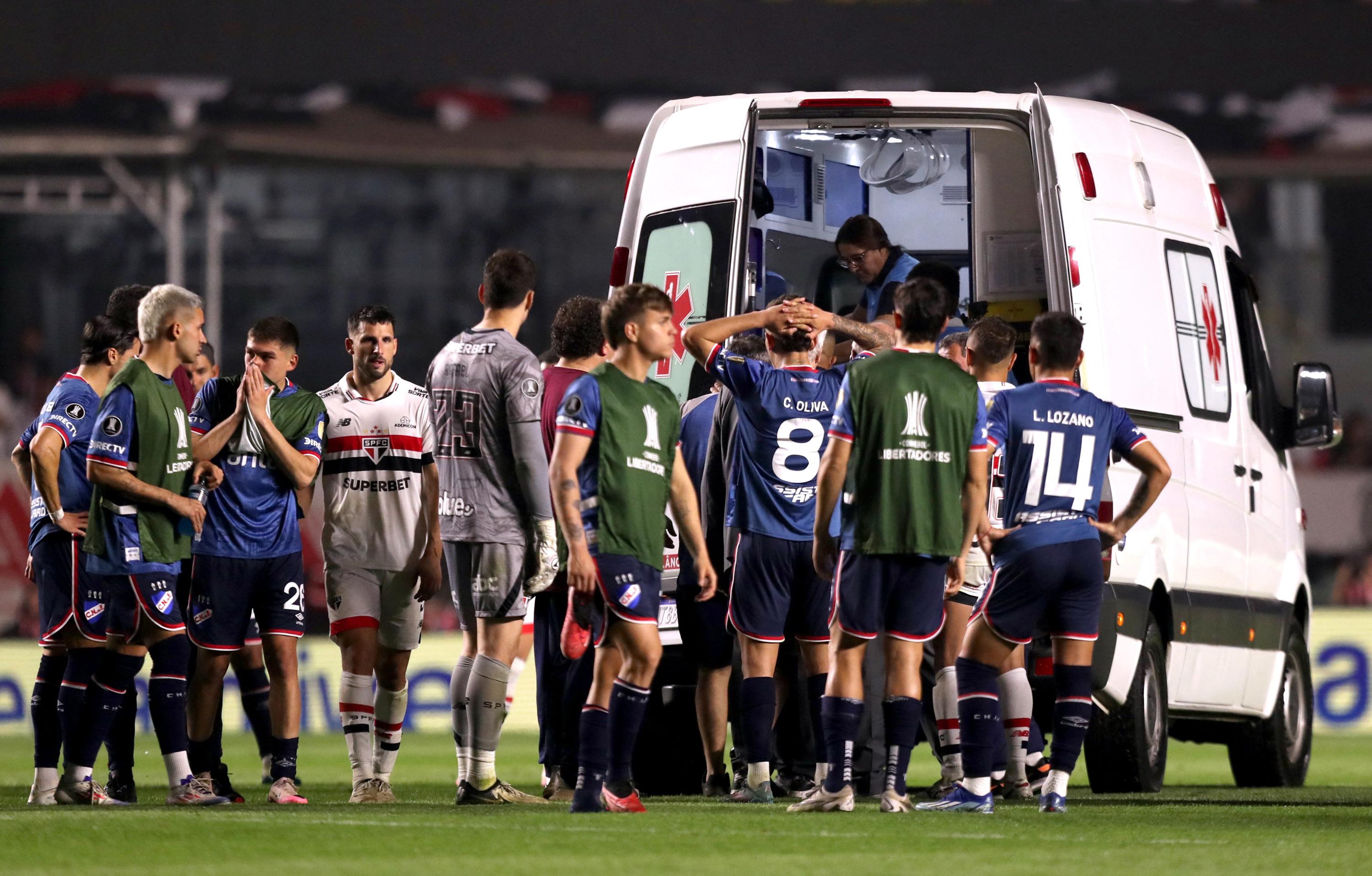 Foot : victime d’un problème cardiaque, un joueur s’effondre en pleine rencontre de Copa Libertadores