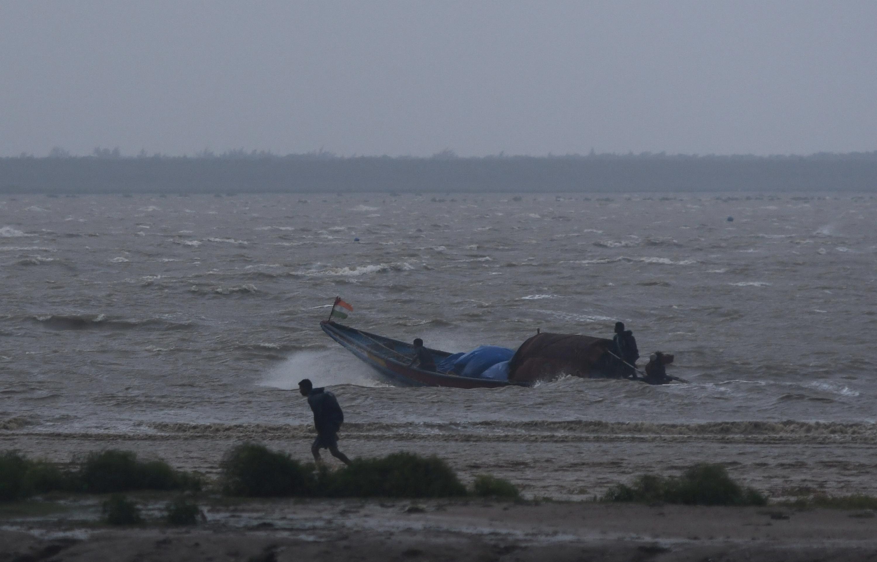 Inde : à l’approche du cyclone, plus d'un million de personnes quittent la côte est