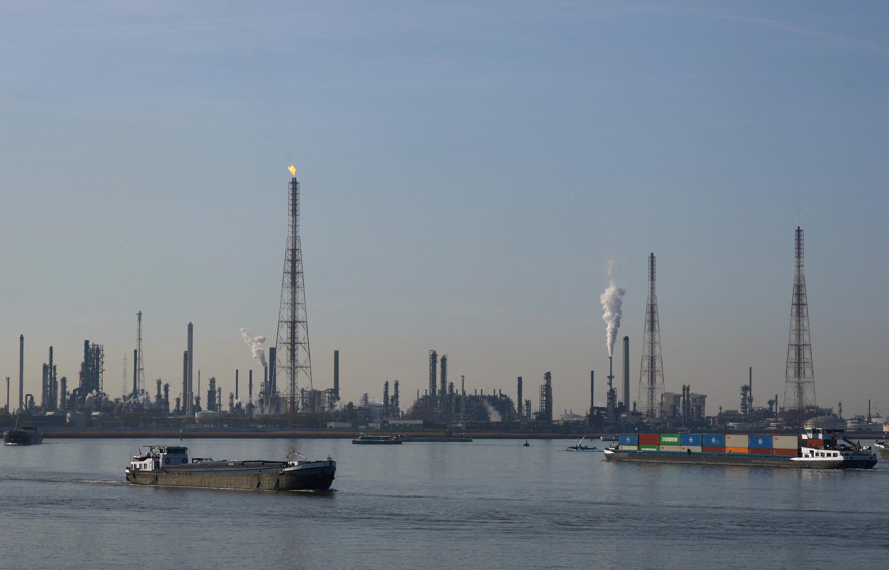 Le trafic maritime en grande partie à l’arrêt dans le port d’Anvers après une fuite de pétrole