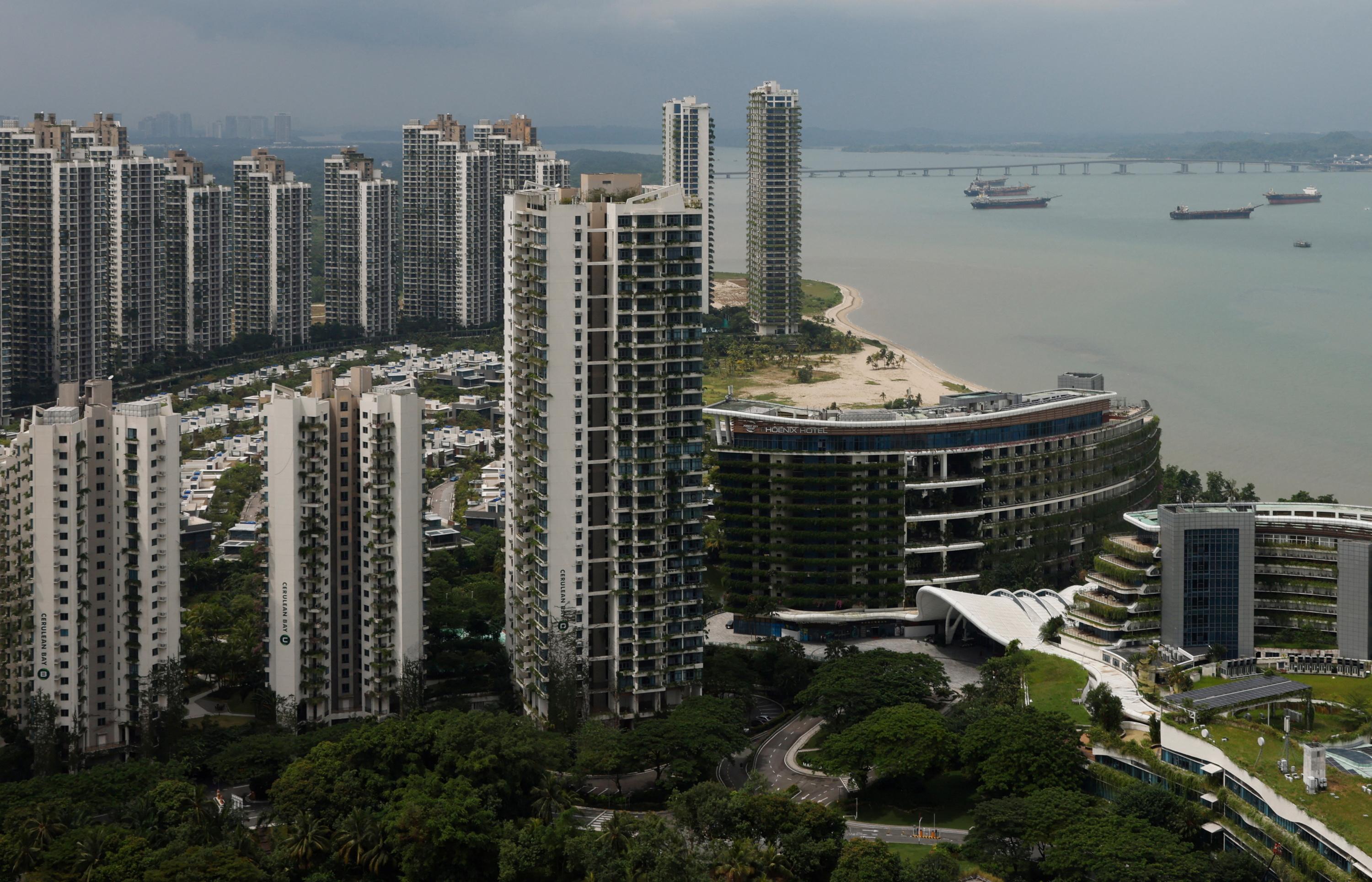 Face au détroit de Malacca se dressent un hôtel et des immeubles résidentiels en grande partie vides.