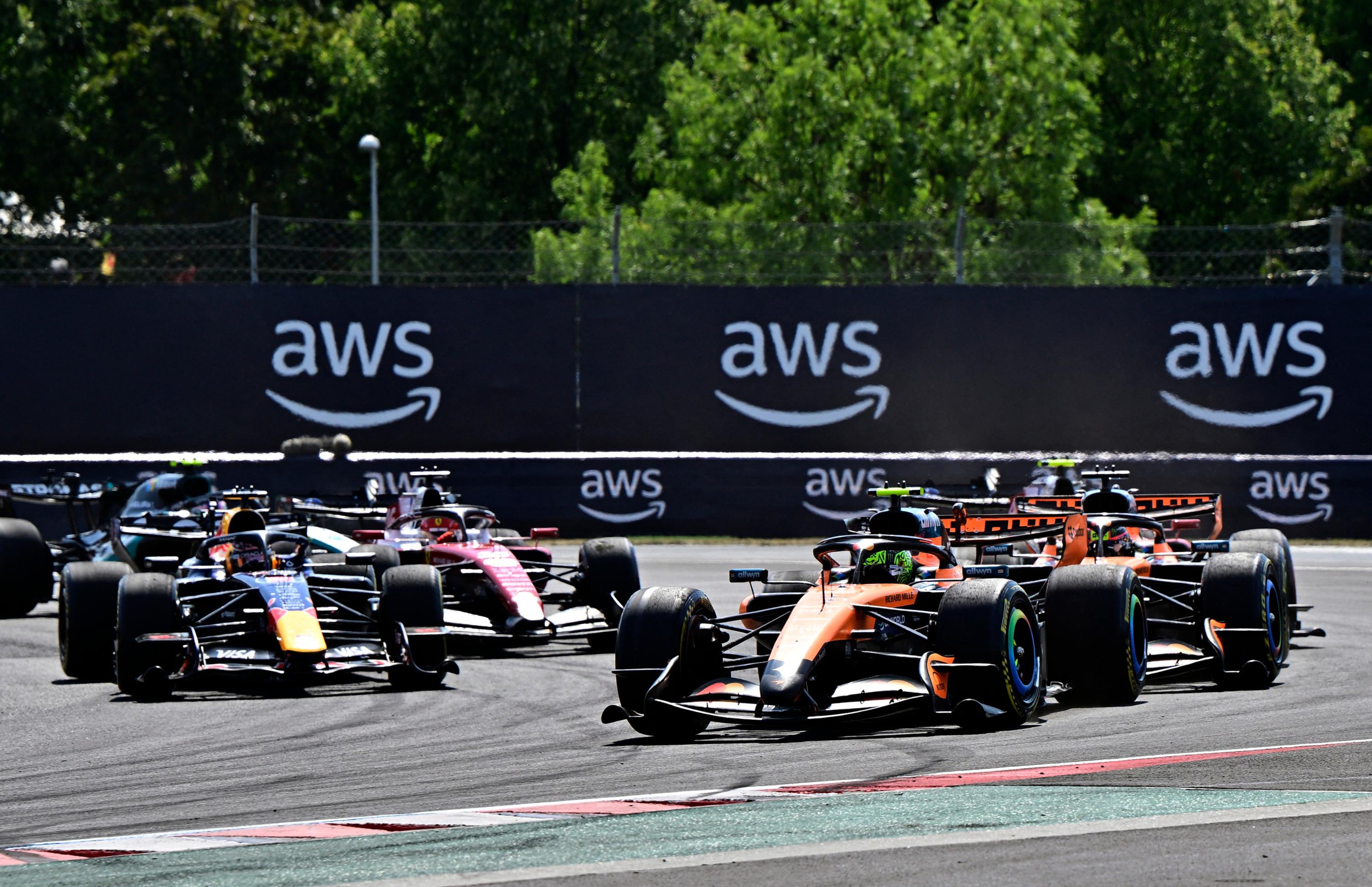 EN DIRECT - Formule 1 : les McLaren en tête, gros duel entre Hamilton et Verstappen... Suivez le Grand Prix de Hongrie