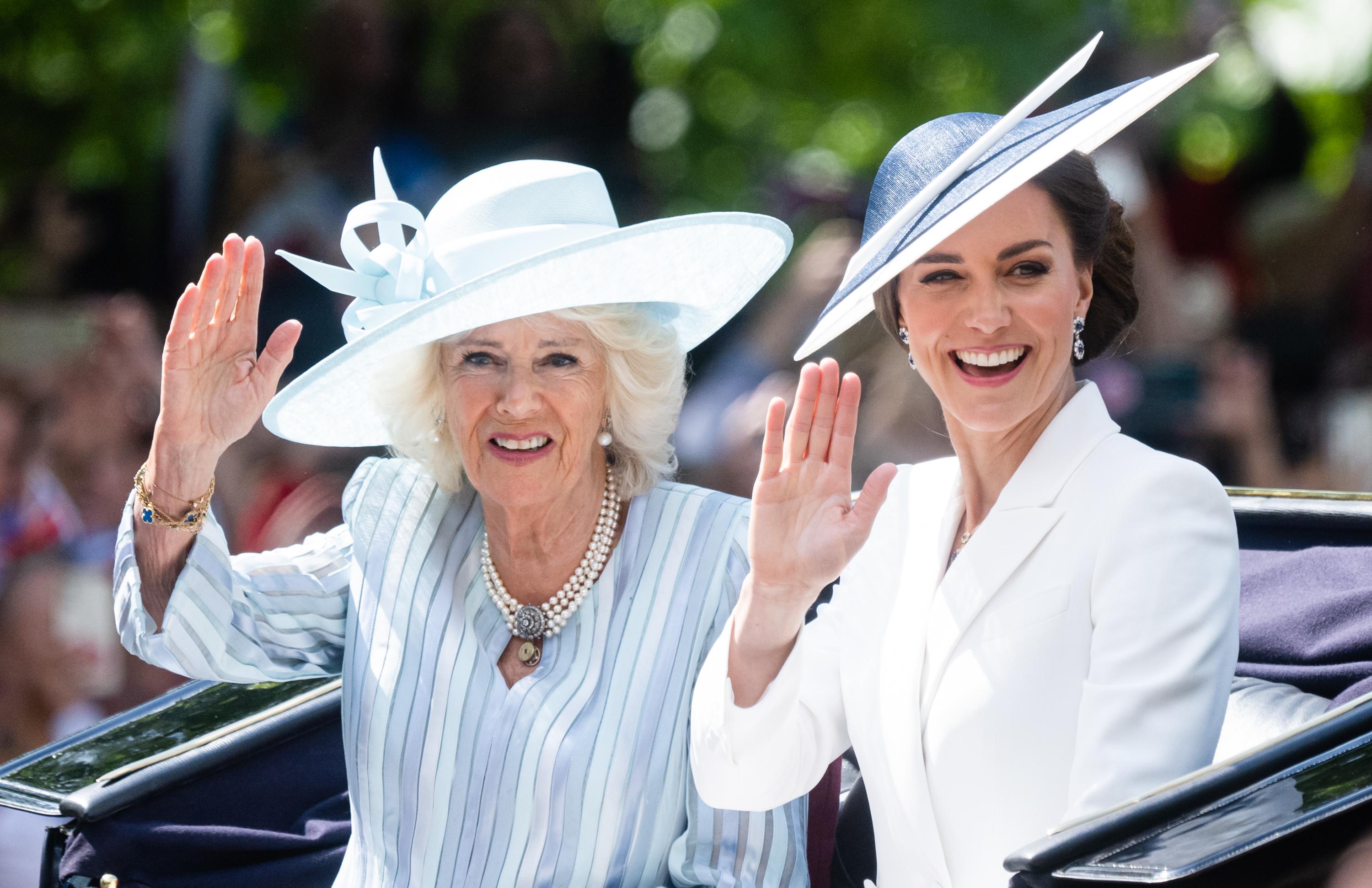 «Beaucoup de rires» : Camilla Parker Bowles raconte sa séance photo avec Kate Middleton comme photographe