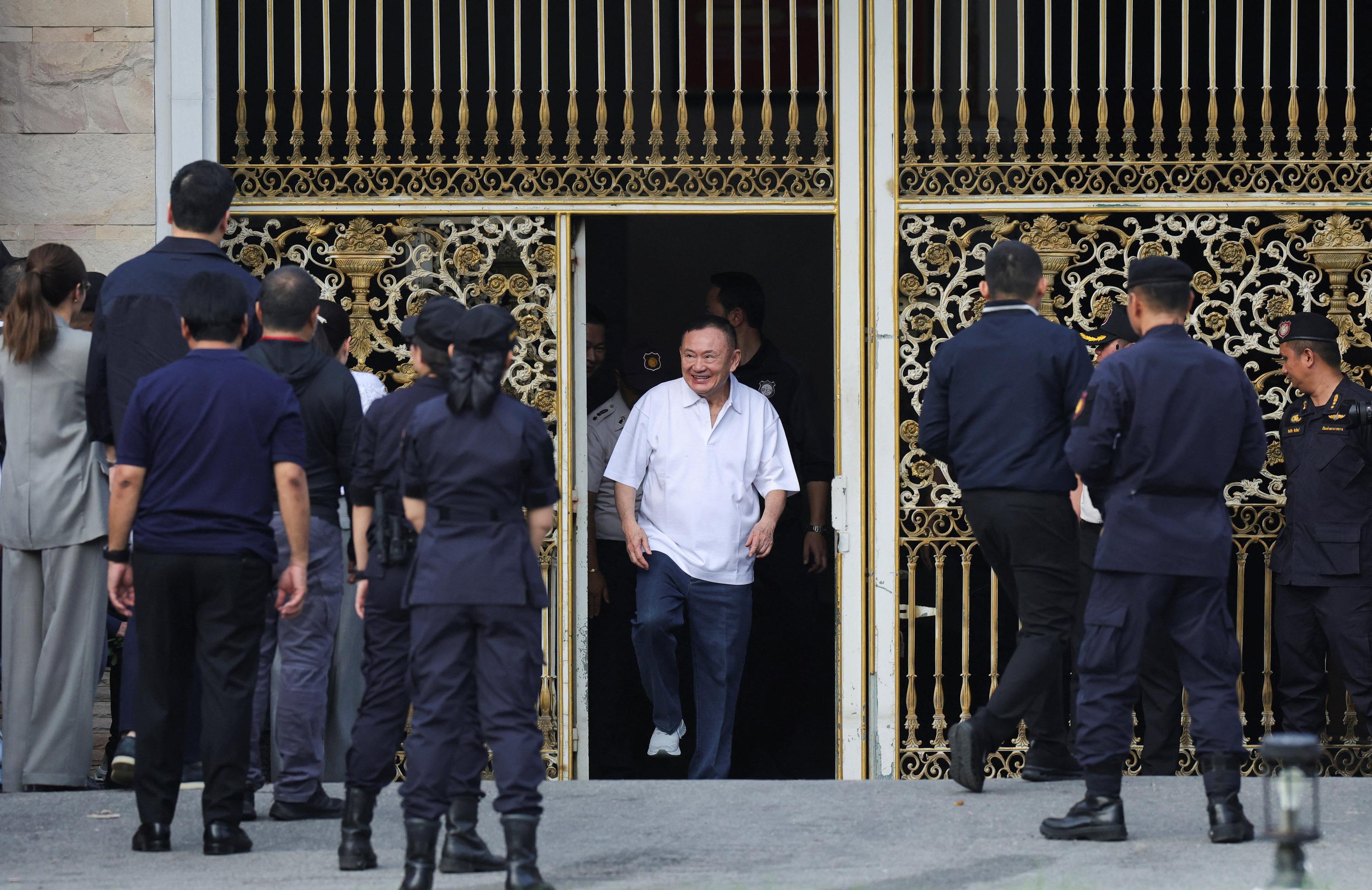 Thaïlande: l'ancien Premier ministre Thaksin libéré de prison