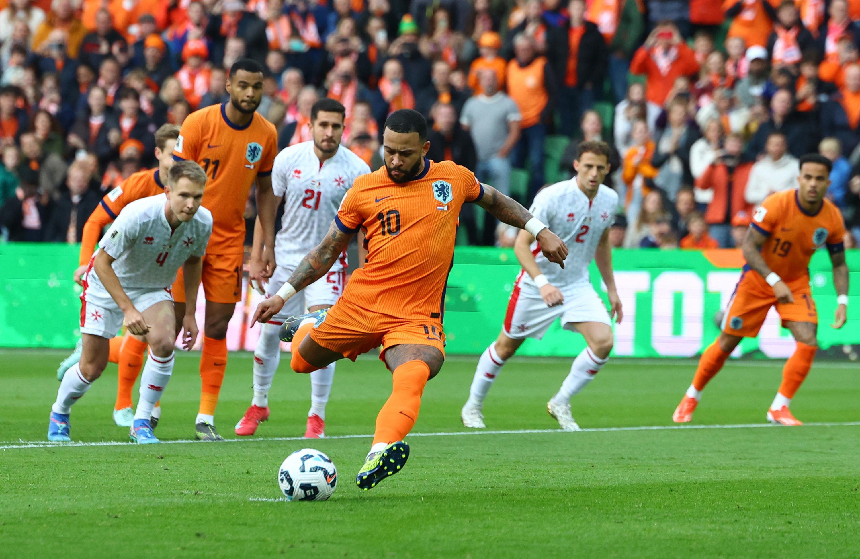 Foot : Ronald Koeman souhaite que Memphis Depay «reste sur sa faim» après son record de buts égalé