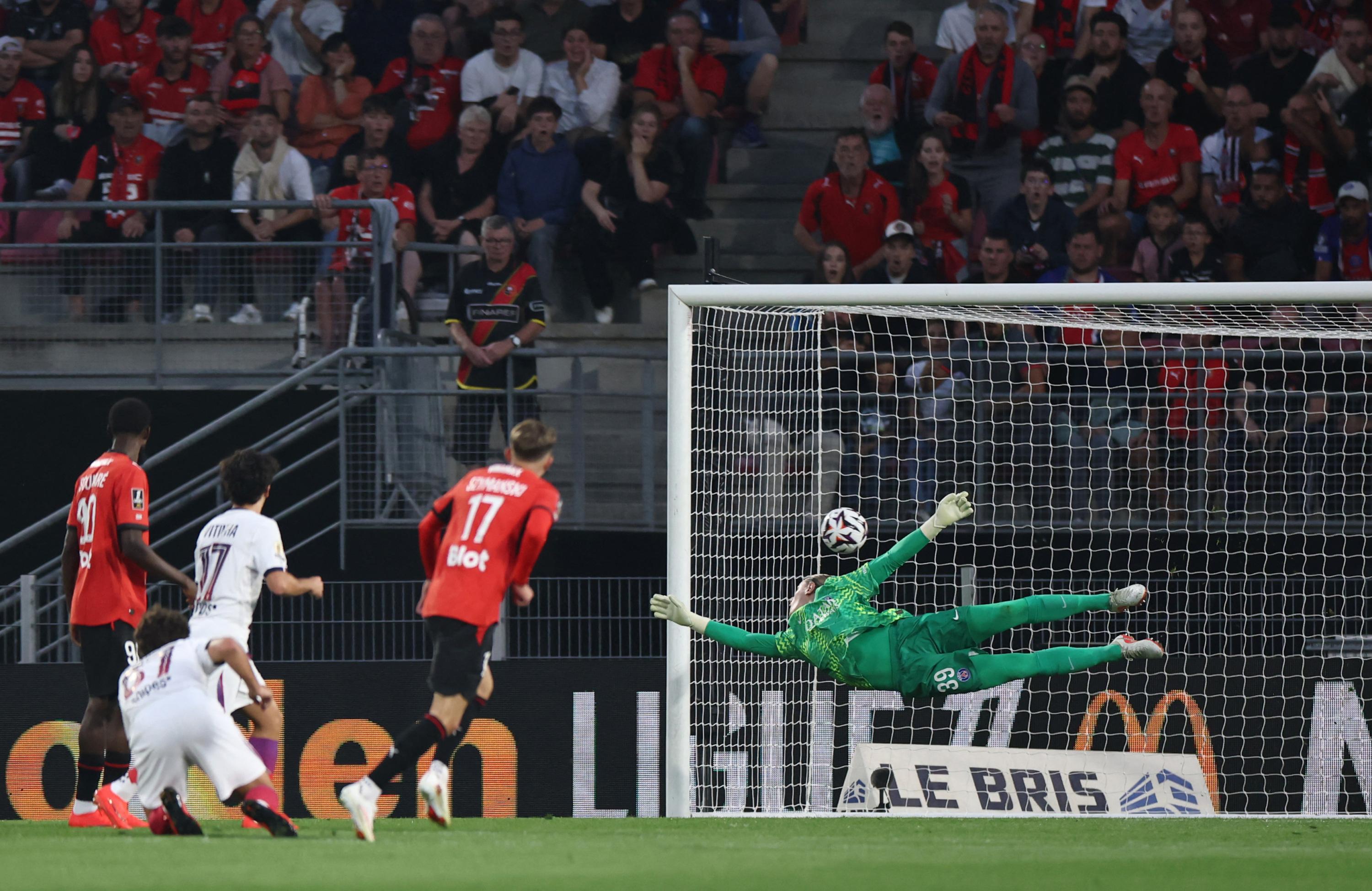 Rennes-PSG : frappe magistrale de Szymański puis contre parfait, en vidéo, les deux buts qui ont assommé les Parisiens