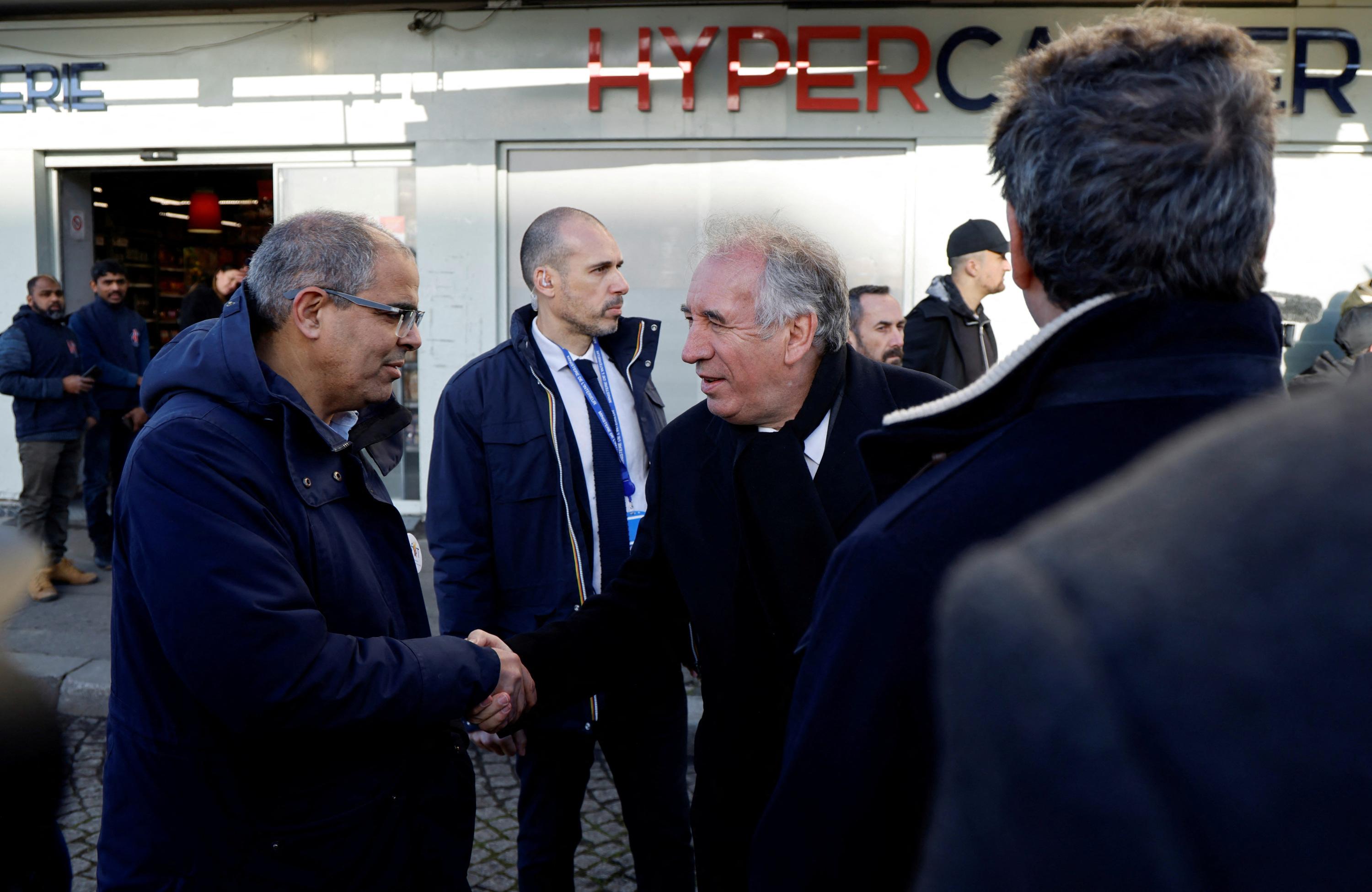 Attentats de janvier 2015 : les hommages se poursuivent devant l'Hyper Cacher et avec une soirée de débats