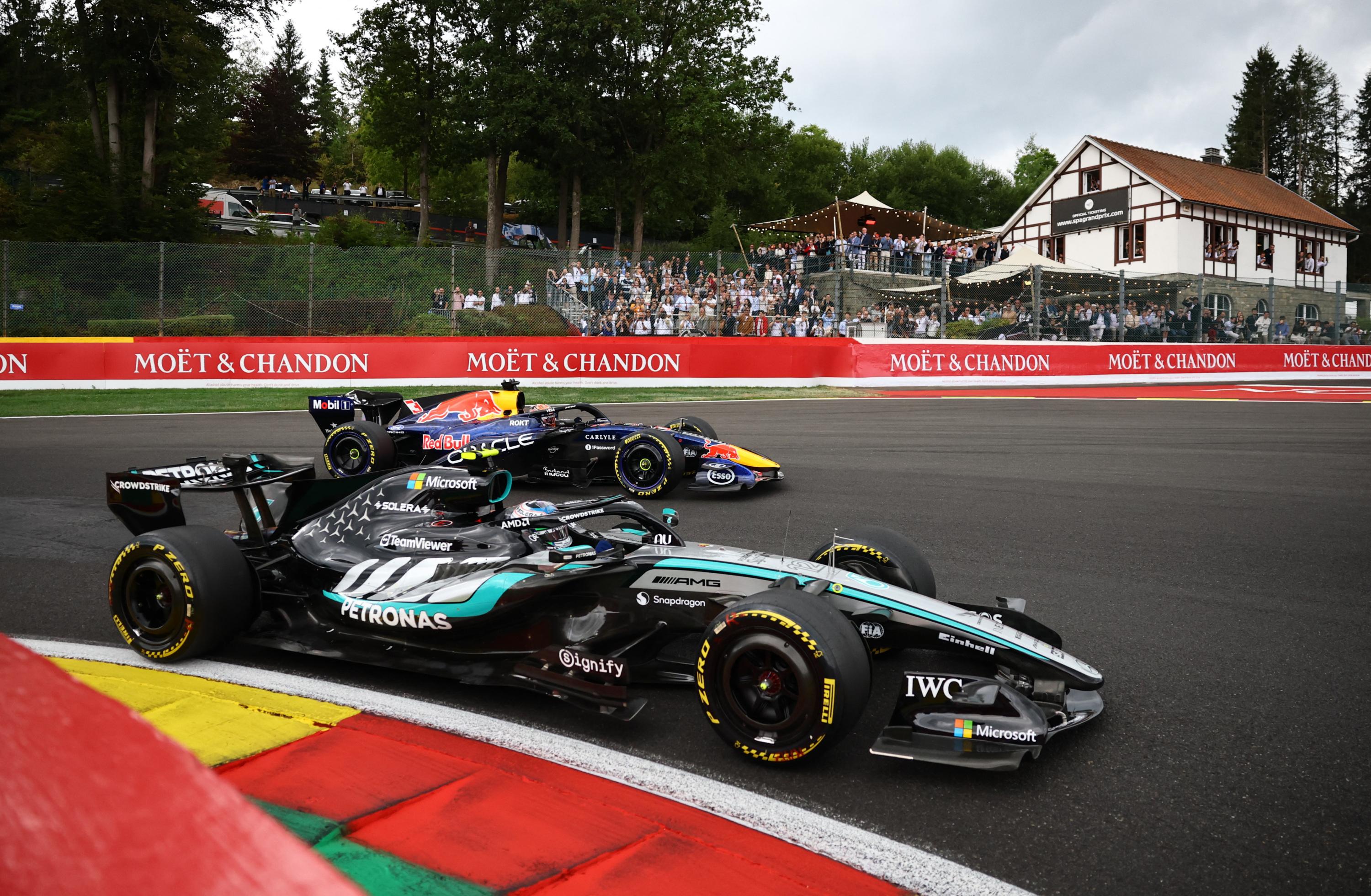 EN DIRECT - Formule 1 : Russell sorti de piste d’entrée de jeu, Leclerc et Verstappen en chasse derrière Antonelli, suivez le Grand Prix de Belgique